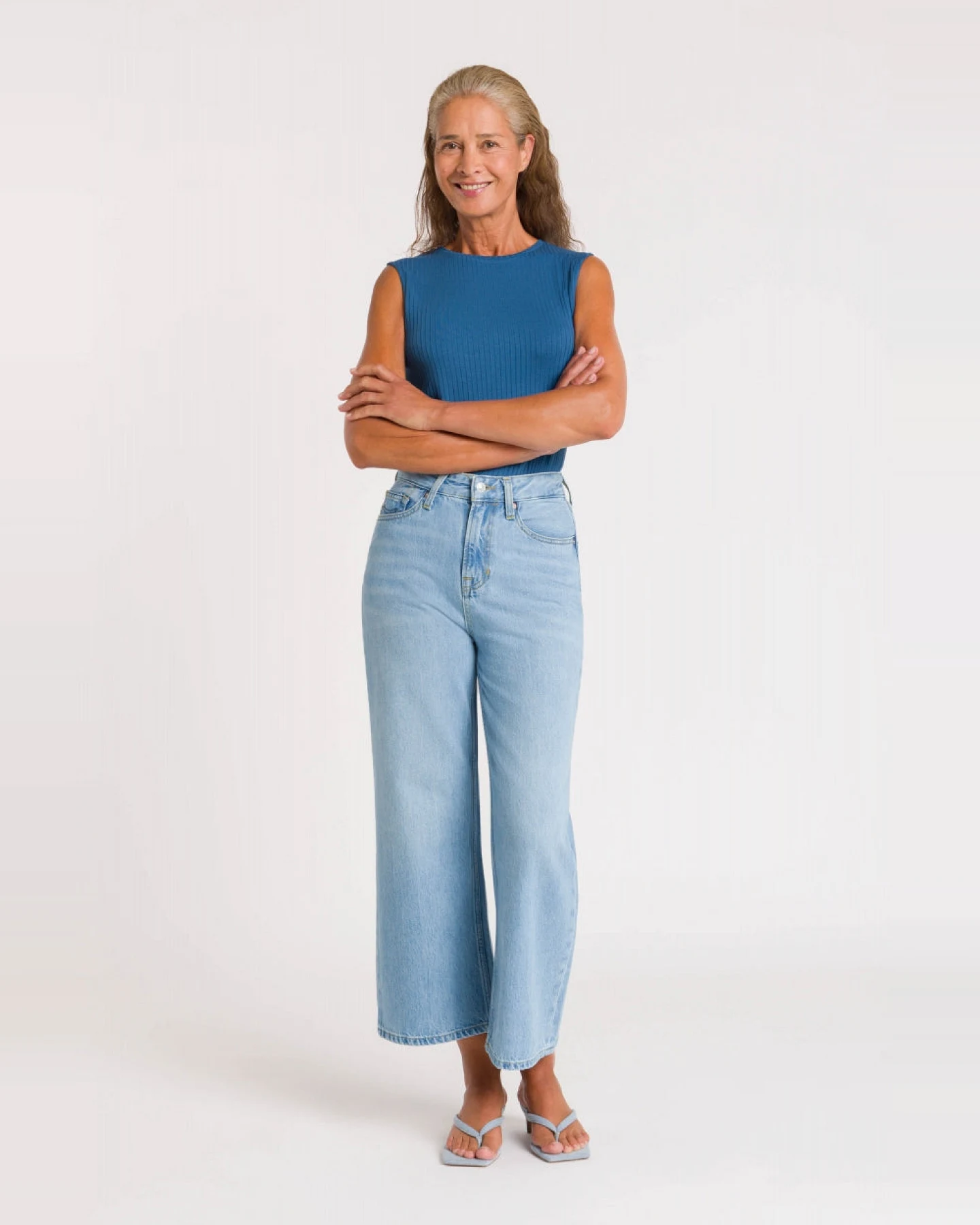 Kings of Indigo Damen vegan Cropped Jeans Elisabeth Blau Reef Super Light Washed Blau – Ansicht 2