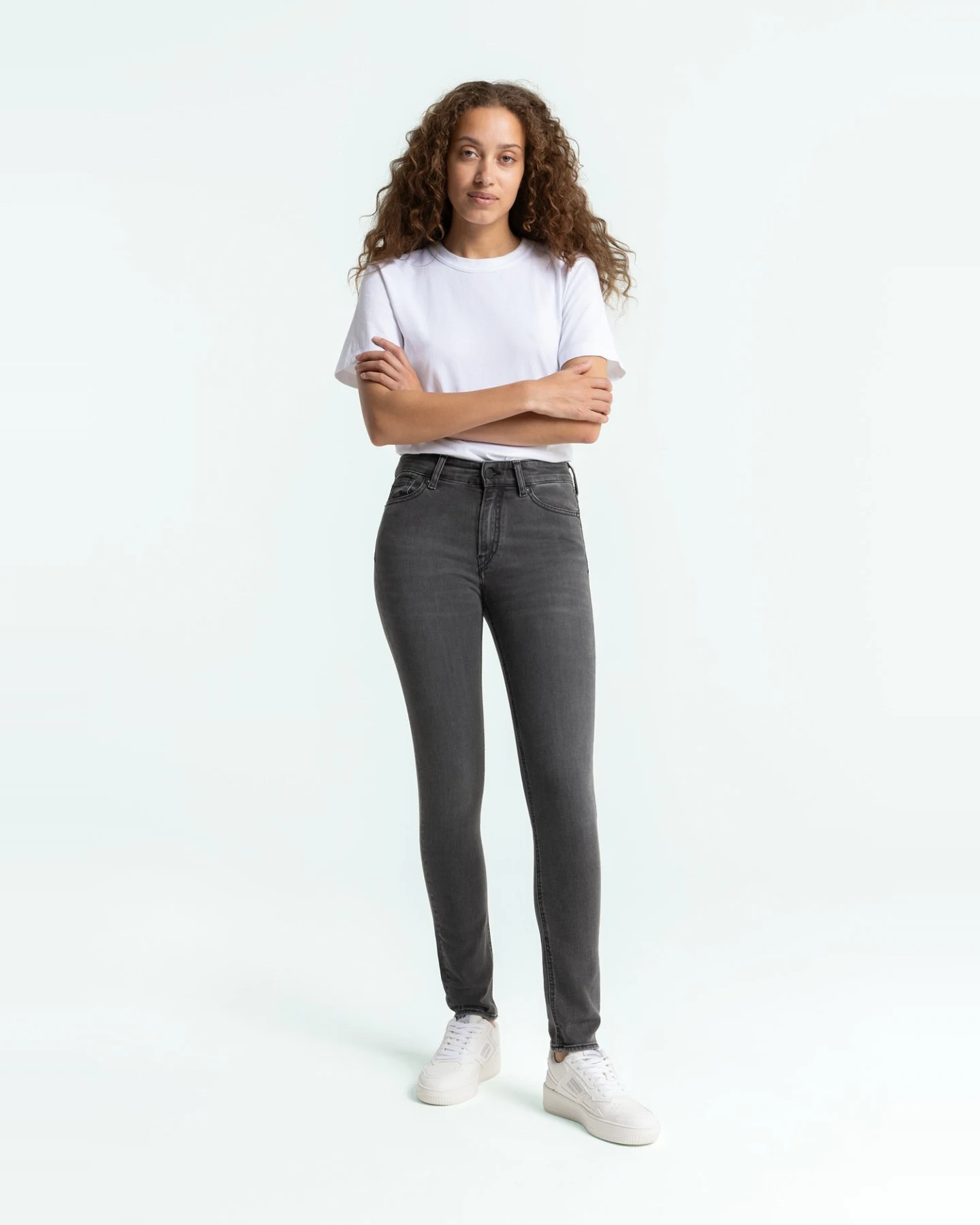 Kings of Indigo Damen vegan Jeans Juno Medium Washed Grau – Ansicht 2