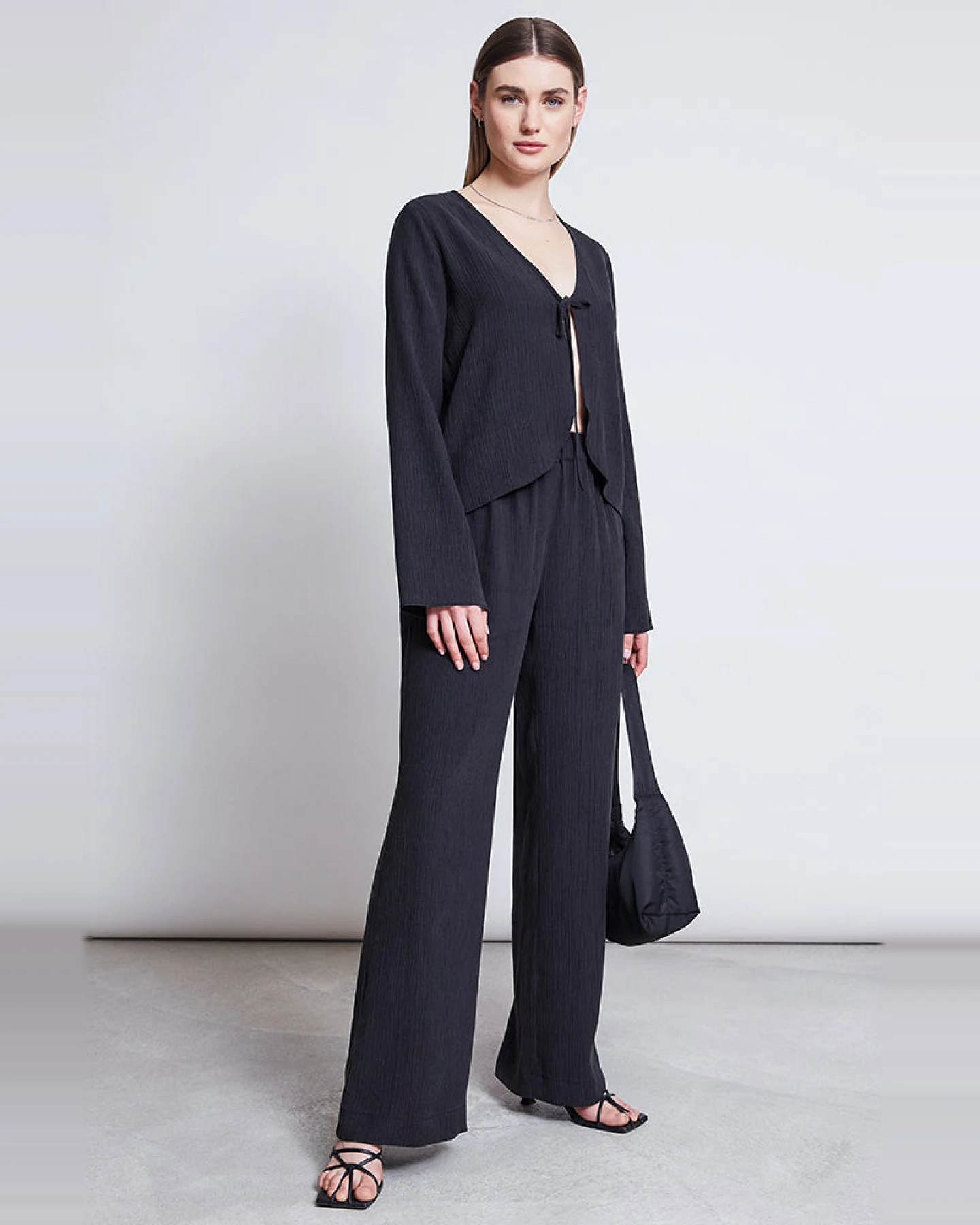 JAN 'N JUNE Damen vegan Hose Hava Crinkle Schwarz – Ansicht 2