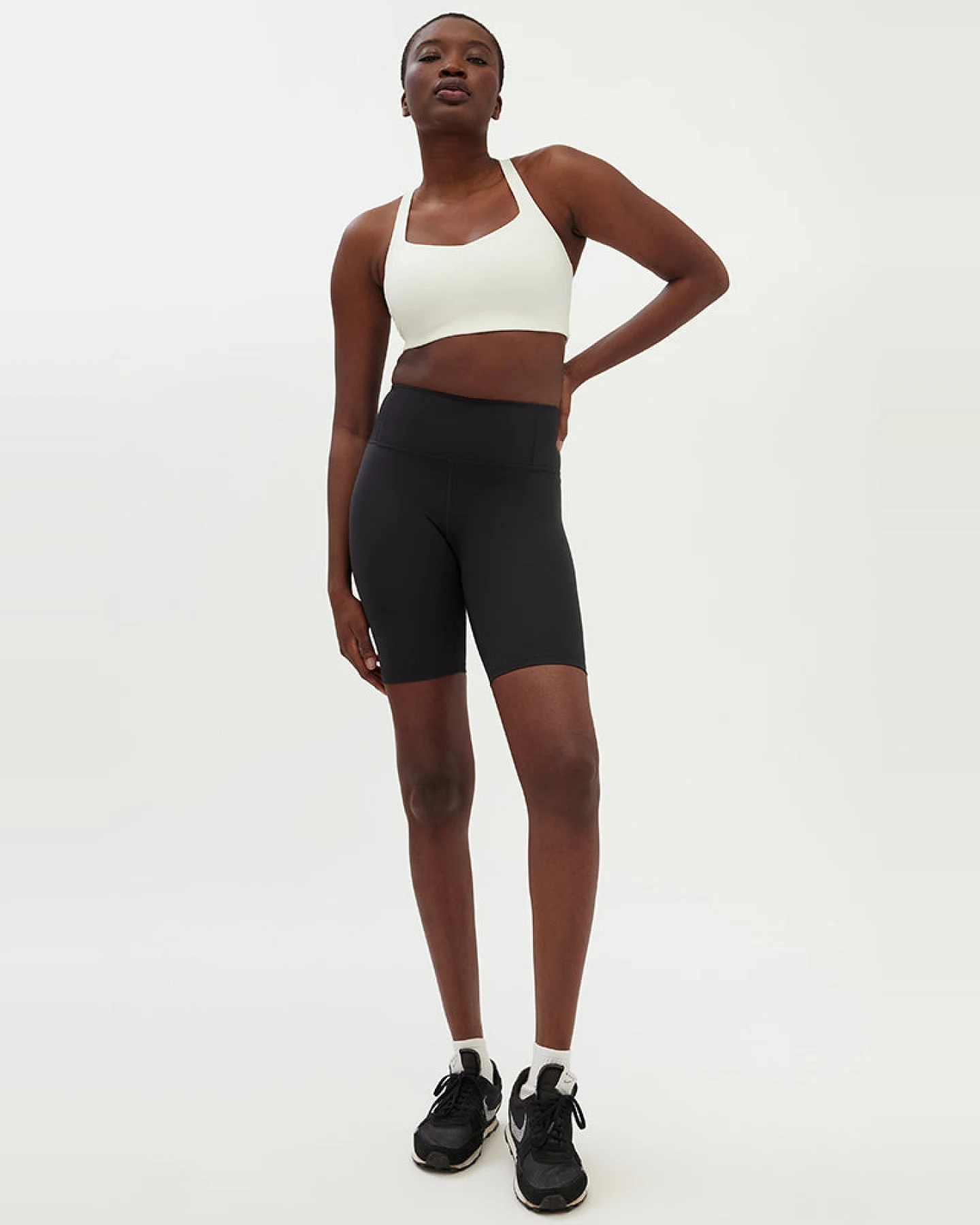 Girlfriend Collective Damen vegan Bike Shorts Float High-Rise Schwarz – Ansicht 2