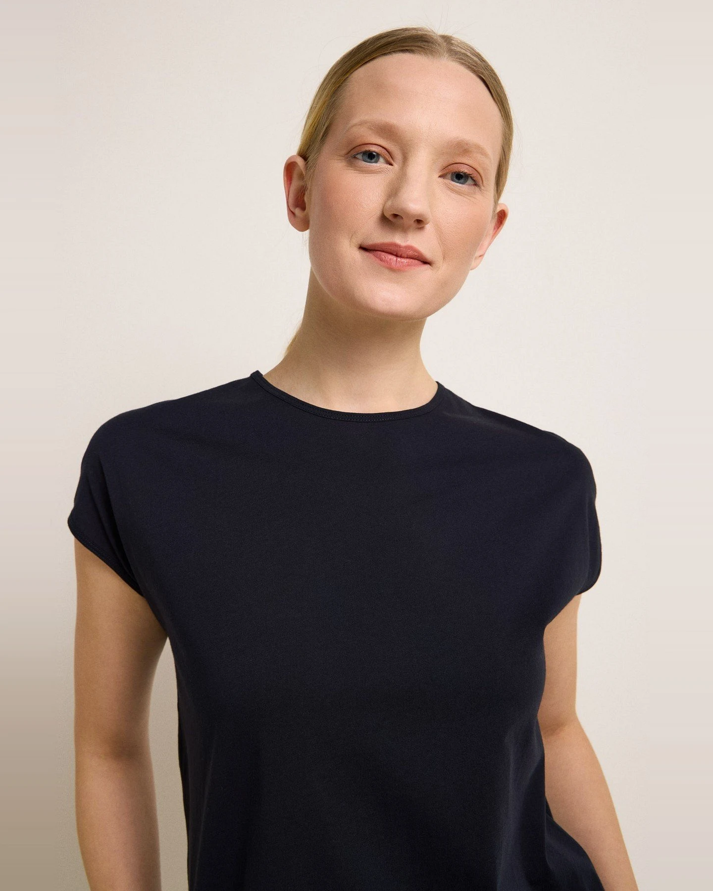 T-Shirt mit überschnittener Schulter – Ansicht 4