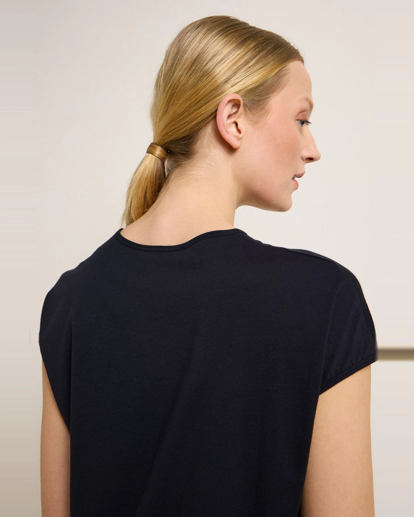 T-Shirt mit überschnittener Schulter – Ansicht 5