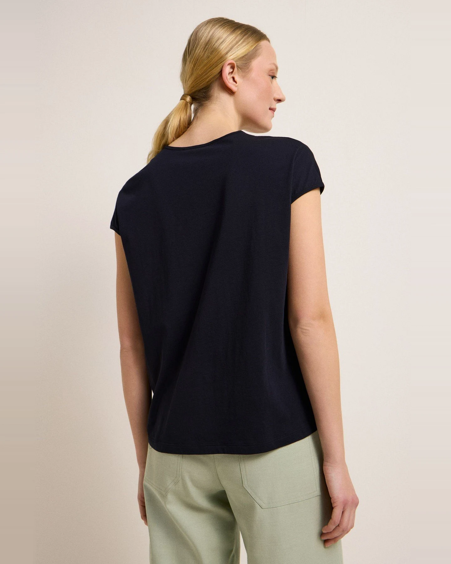 T-Shirt mit überschnittener Schulter – Ansicht 6