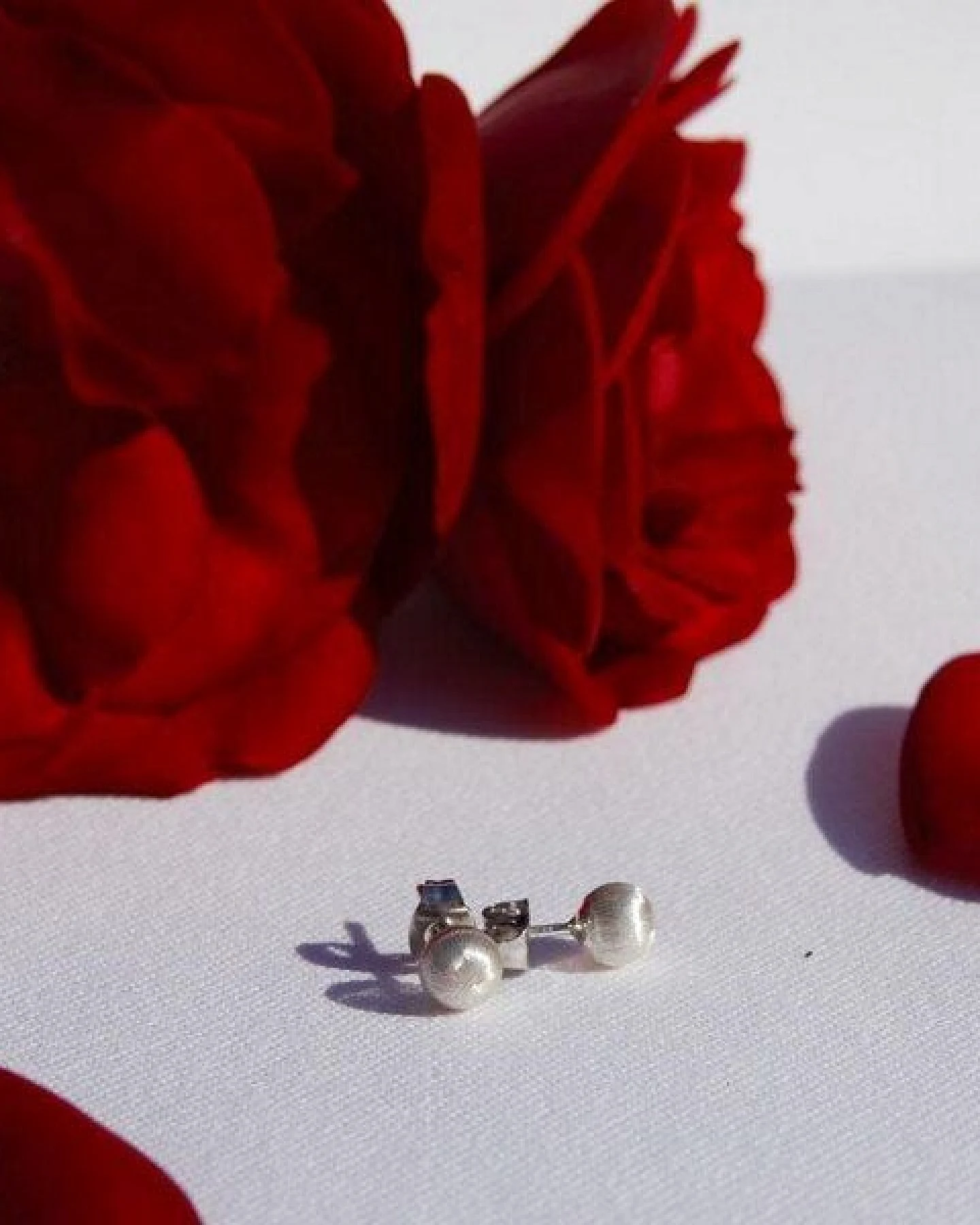 pakilia Silber Ohrstecker Kugel Fair-Trade und handmade – Ansicht 4