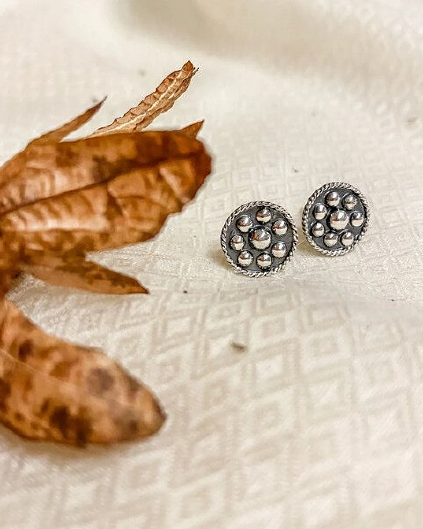 pakilia Silber Ohrstecker Blume Kugel Fair-Trade und handmade – Ansicht 2