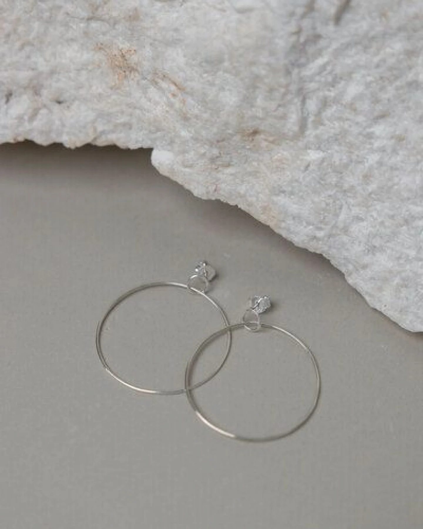Jyoti - Fair Works Ohrstecker Ghera Messing/ Silber – Ansicht 2