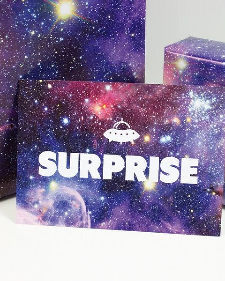 Bow & Hummingbird Postkarte Surprise