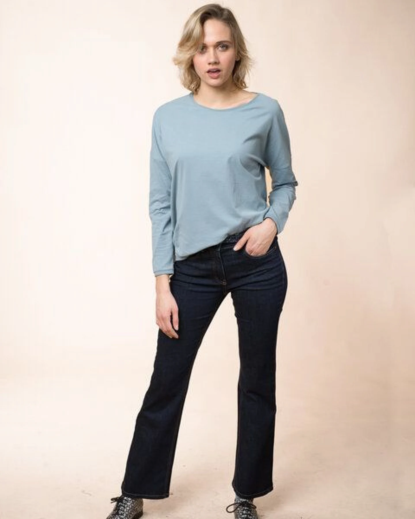 Alma & Lovis Oversized Langarmshirt aus Bio-Baumwolle – Ansicht 2