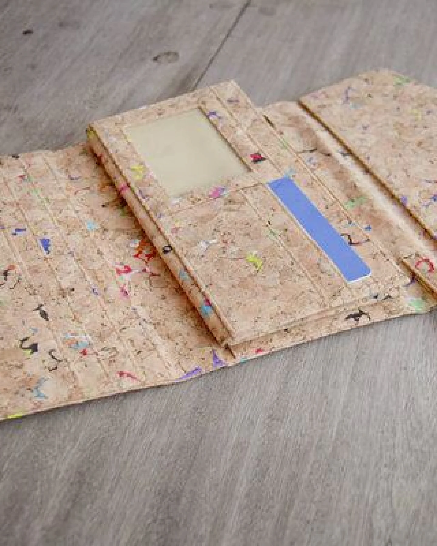 BY COPALA Portemonnaie - Vegan, Brieftasche aus Recycling-Kork Bunt – Ansicht 2