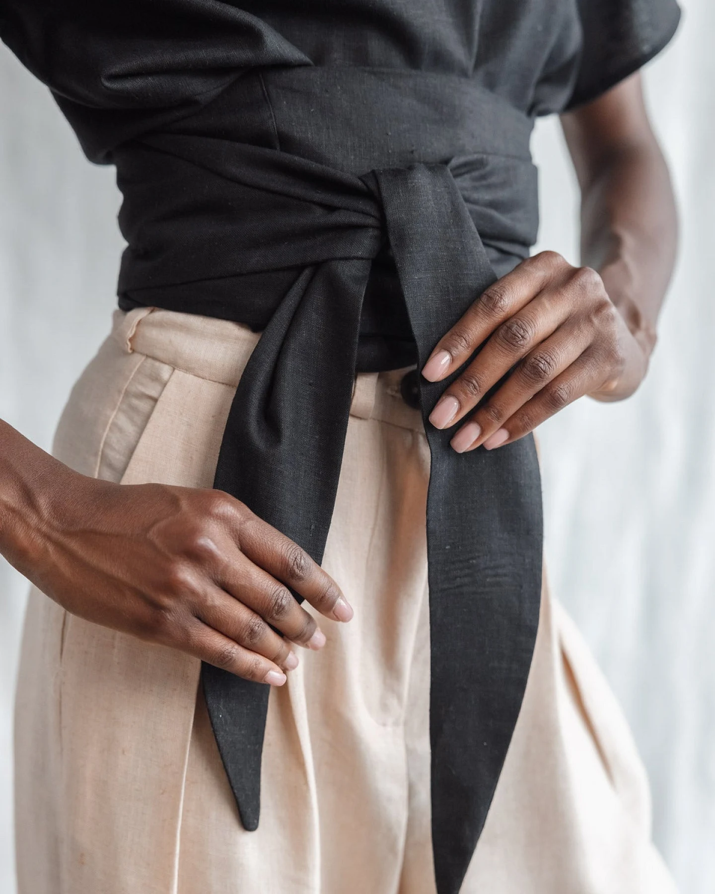 Jyoti Fair Works Damen vegan Wickelhemd Amaranth Schwarz – Ansicht 2