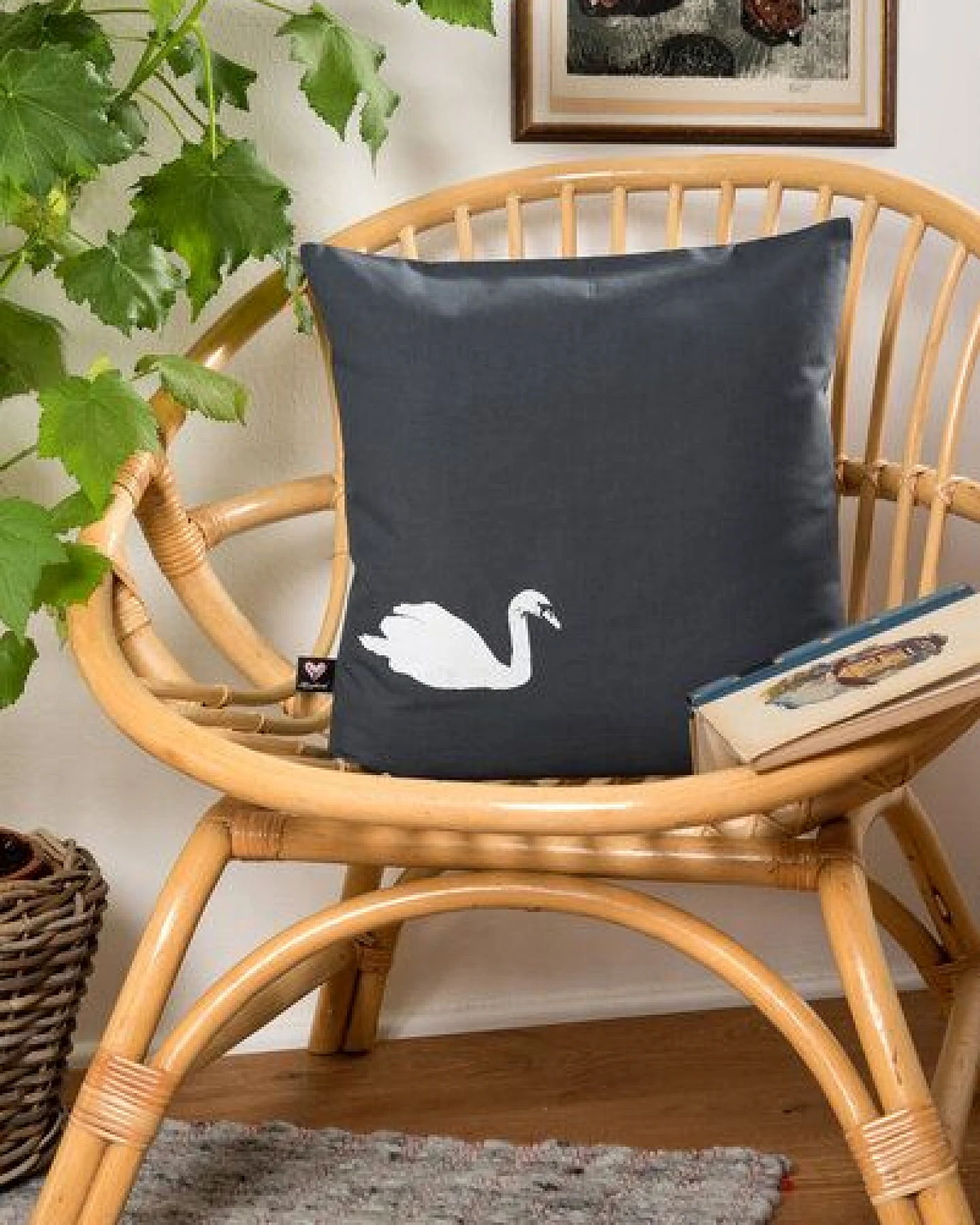Hirschkind Bio-Kissenbezug 'Schwan' dunkelgrau 40x40cm – Ansicht 2