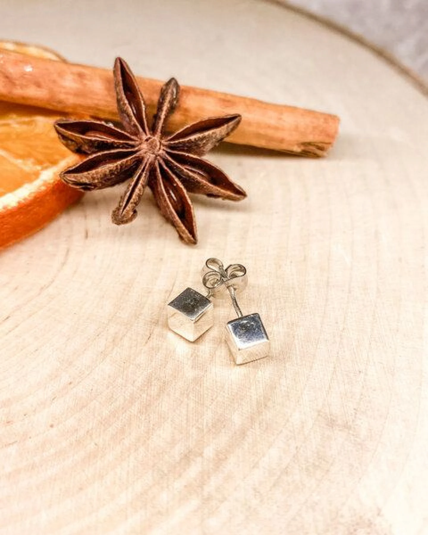 pakilia Silber Ohrstecker Würfel Fair-Trade und handmade – Ansicht 2