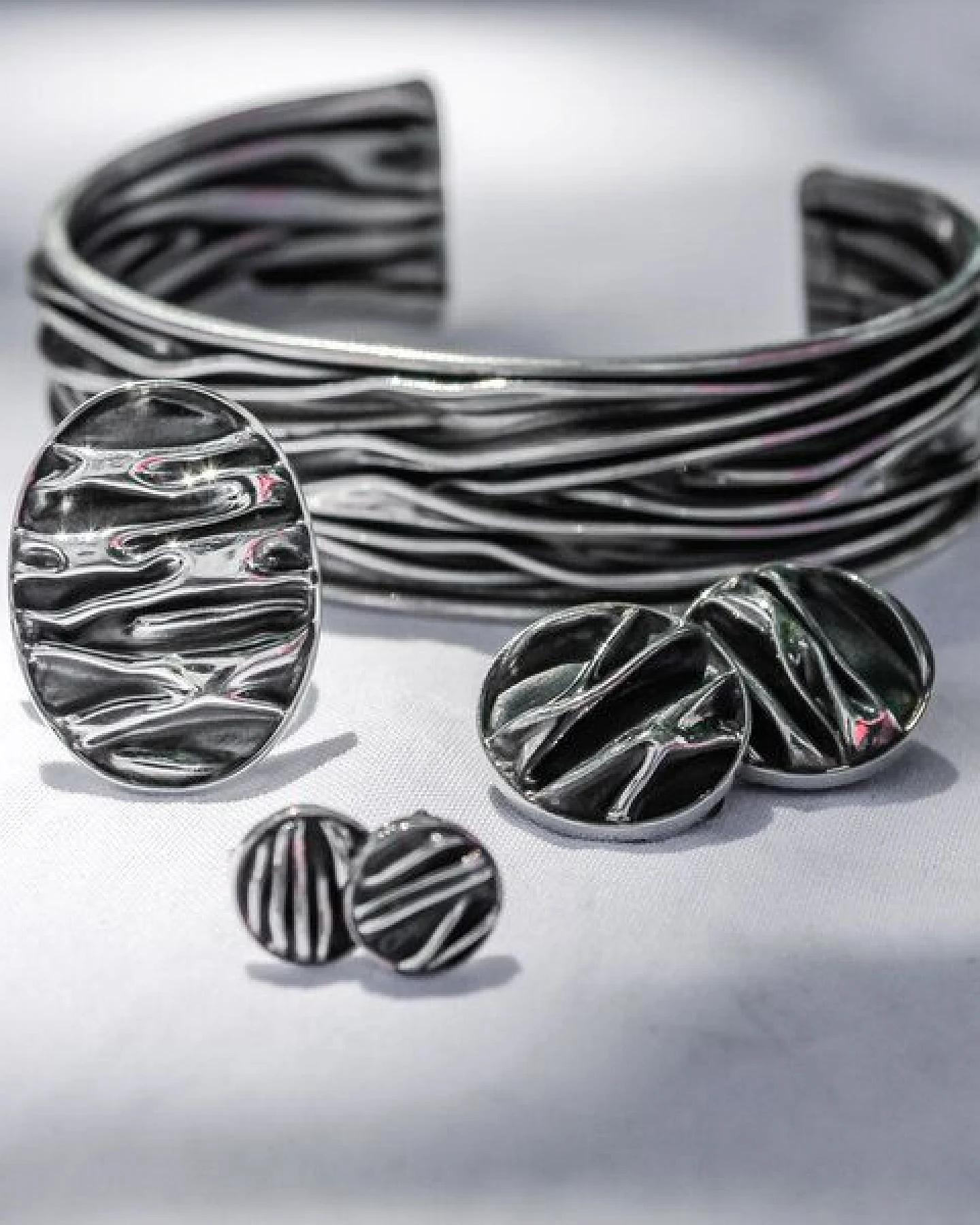 pakilia Silber Ohrringe Wellen rund Fair-Trade und handmade – Ansicht 3