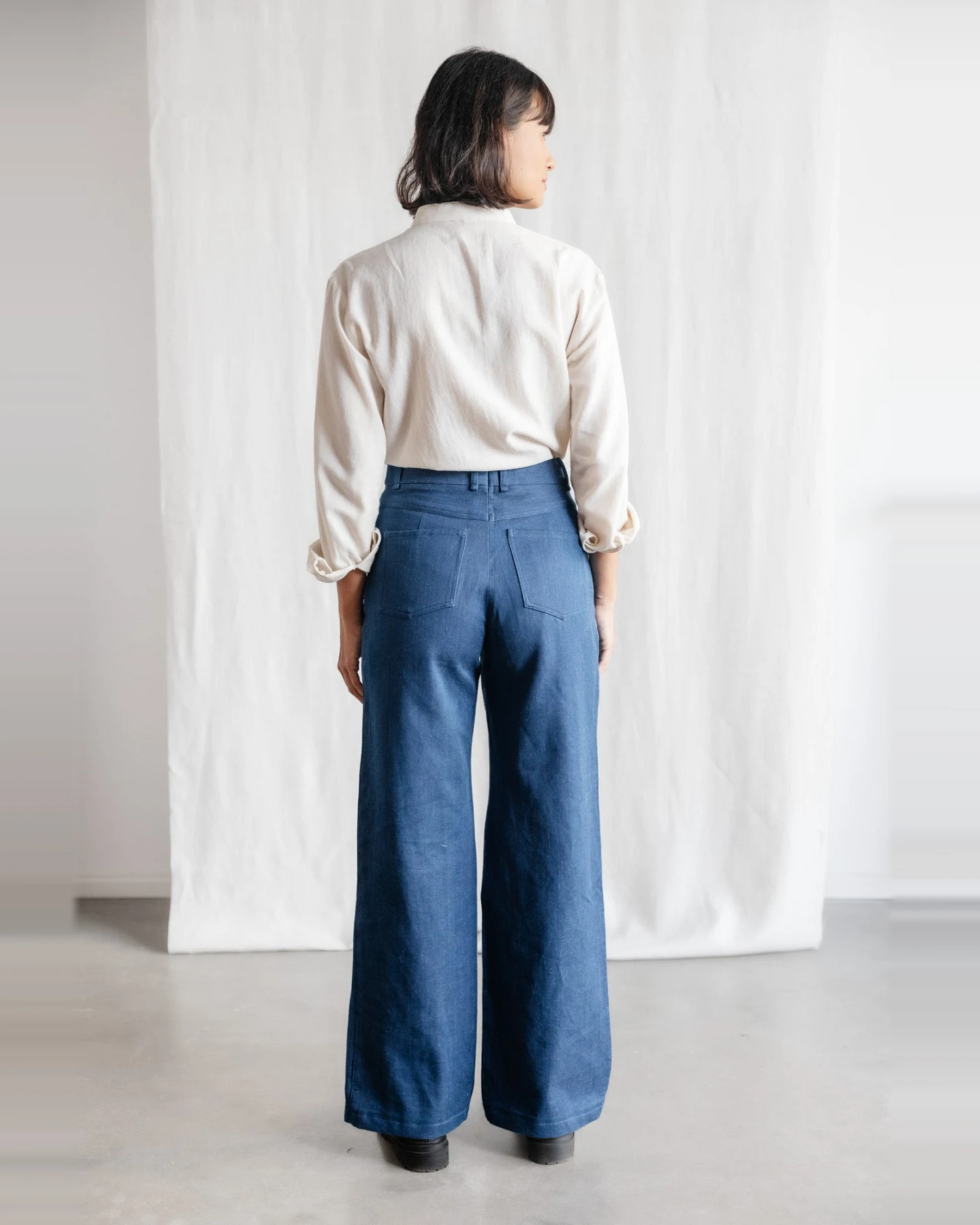 Jyoti - Fair Works Damen vegan Hose Tushar Denim Blau – Ansicht 2