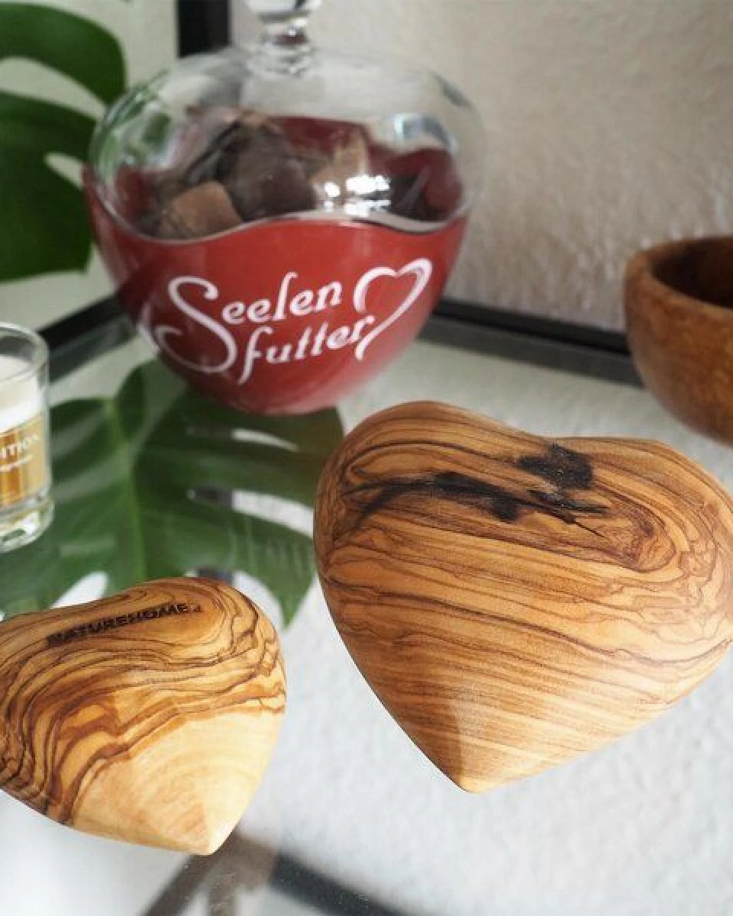 NATUREHOME Olivenholz Herz Handschmeichler - Holzherz 10 cm aus Massivholz, Handgefertigt, Unikat, Deko & Geschenk zu Muttertag, Valentinstag & Weihnachten – Ansicht 2