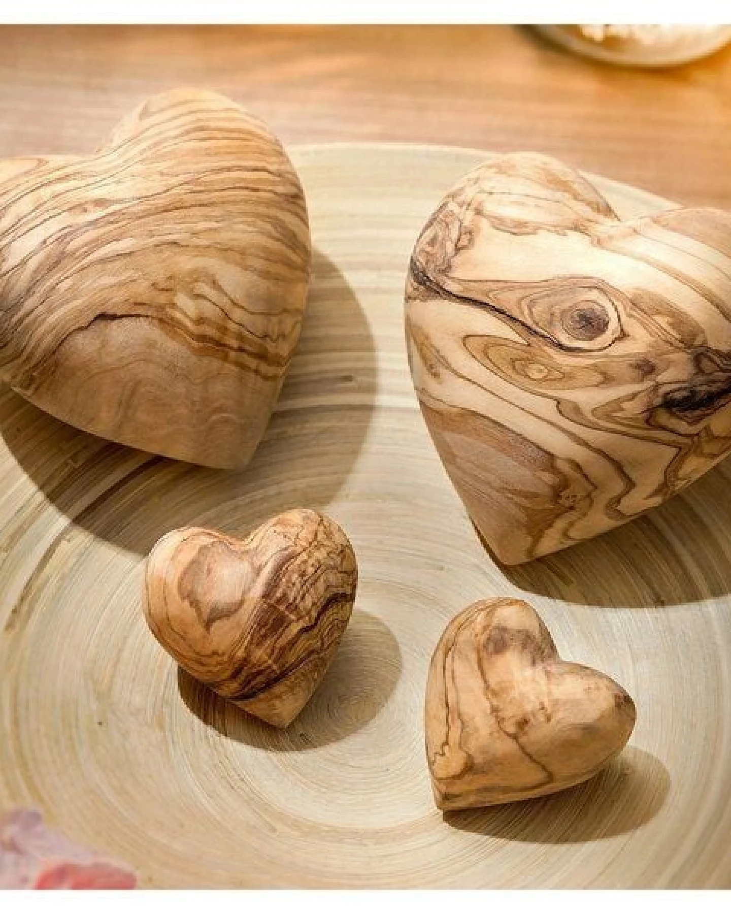 NATUREHOME Olivenholz Herz Handschmeichler - Holzherz 10 cm aus Massivholz, Handgefertigt, Unikat, Deko & Geschenk zu Muttertag, Valentinstag & Weihnachten – Ansicht 4