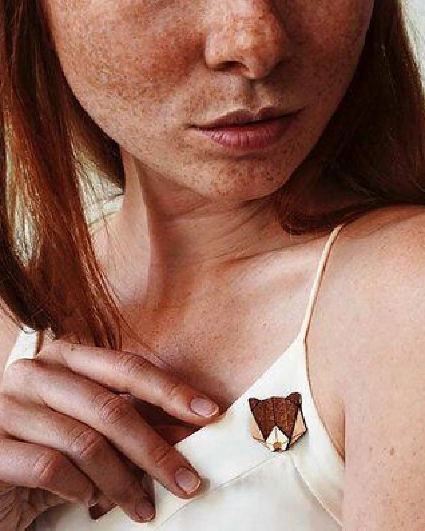 BeWooden Brosche aus Holz "Bear Brooch" – Ansicht 4