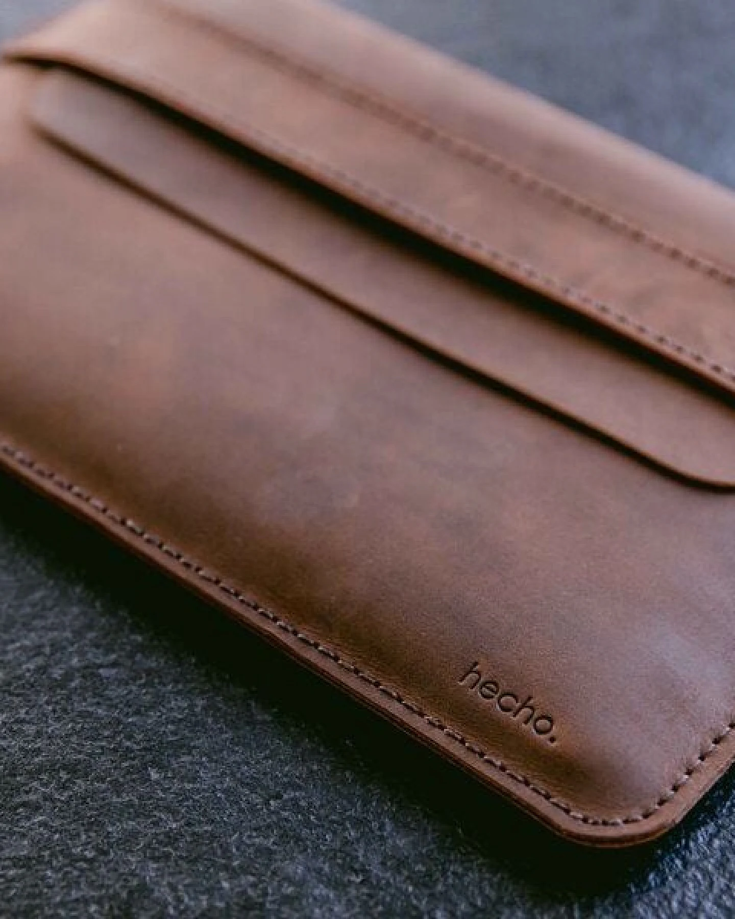 hecho. Ledertasche "Fernando" für MacBook Pro 13" 2016, 2017, 2018 & 2019 (Tasche, Hülle, Cover) – Ansicht 4