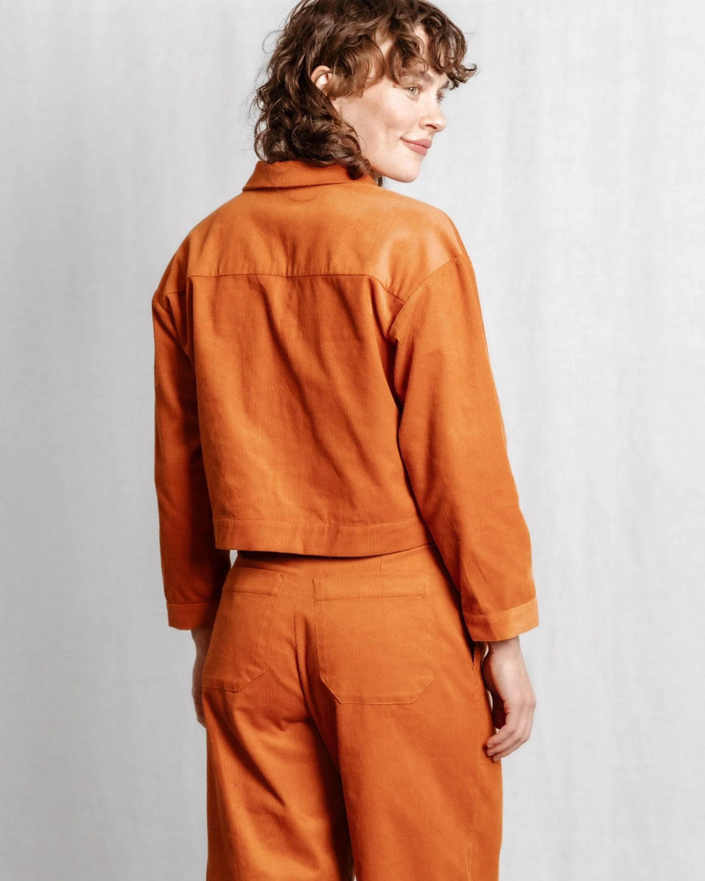Jyoti Fair Works Damen vegan Kurze Jacke Mayur Amber – Ansicht 2