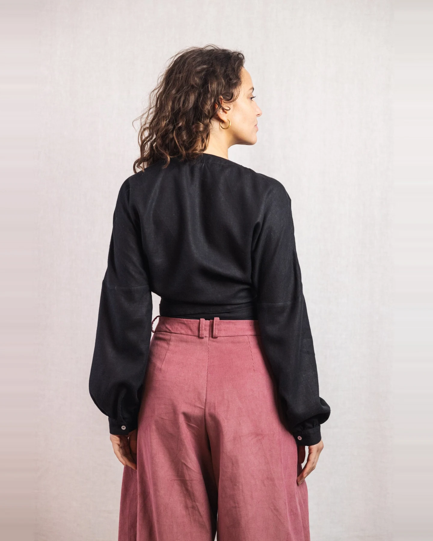 Jyoti Fair Works Damen vegan Wickelbluse Harita Schwarz – Ansicht 2