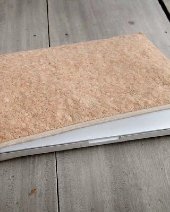 BY COPALA Gefütterte 13–14 Zoll Kork Laptoptasche – Nachhaltige vegane Hülle, wasserabweisende handgefertigte Tasche mit Zipper für MacBook Air / Pro & Notebooks - Natur