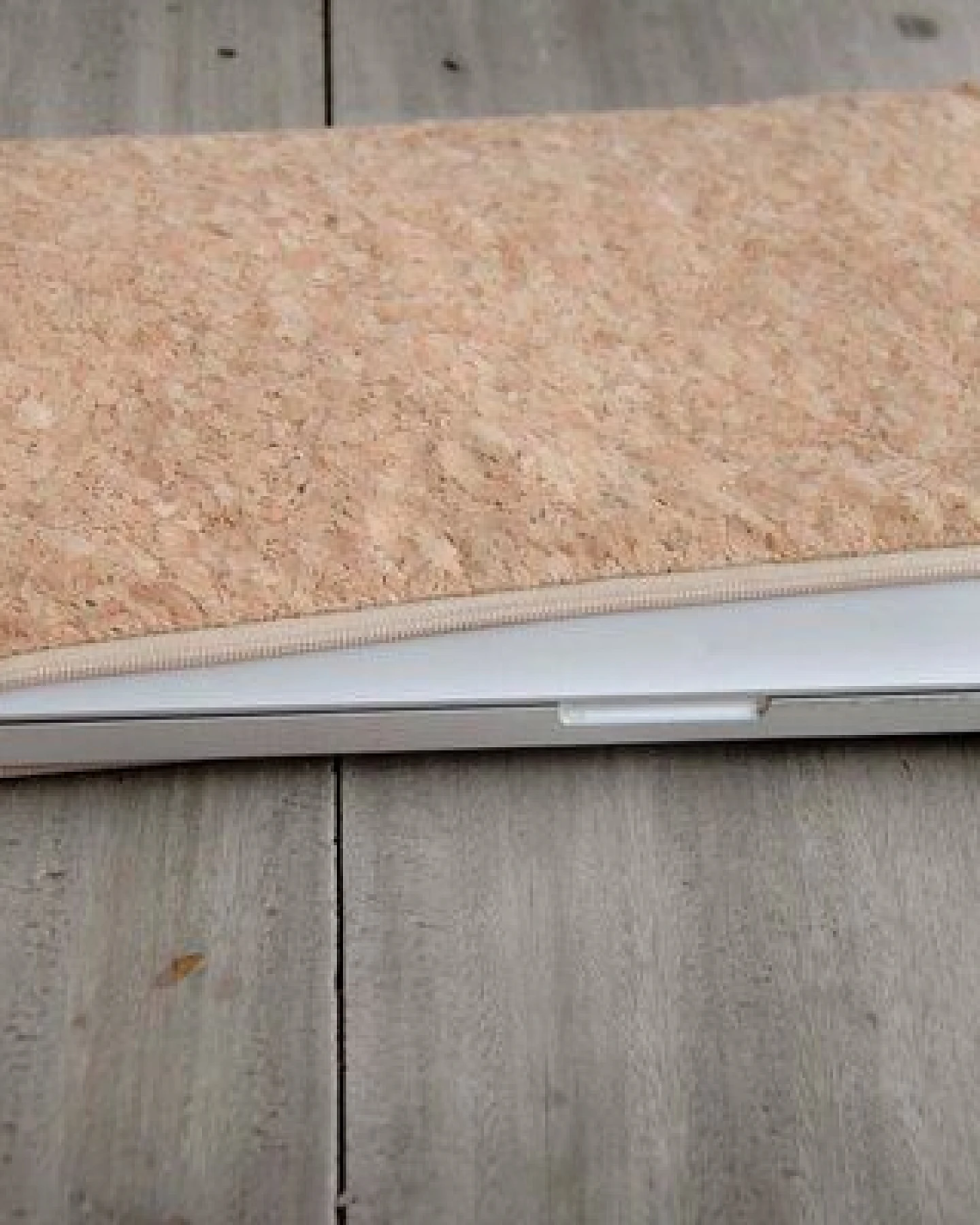 BY COPALA Gefütterte 13–14 Zoll Kork Laptoptasche – Nachhaltige vegane Hülle, wasserabweisende handgefertigte Tasche mit Zipper für MacBook Air / Pro & Notebooks - Natur – Ansicht 3