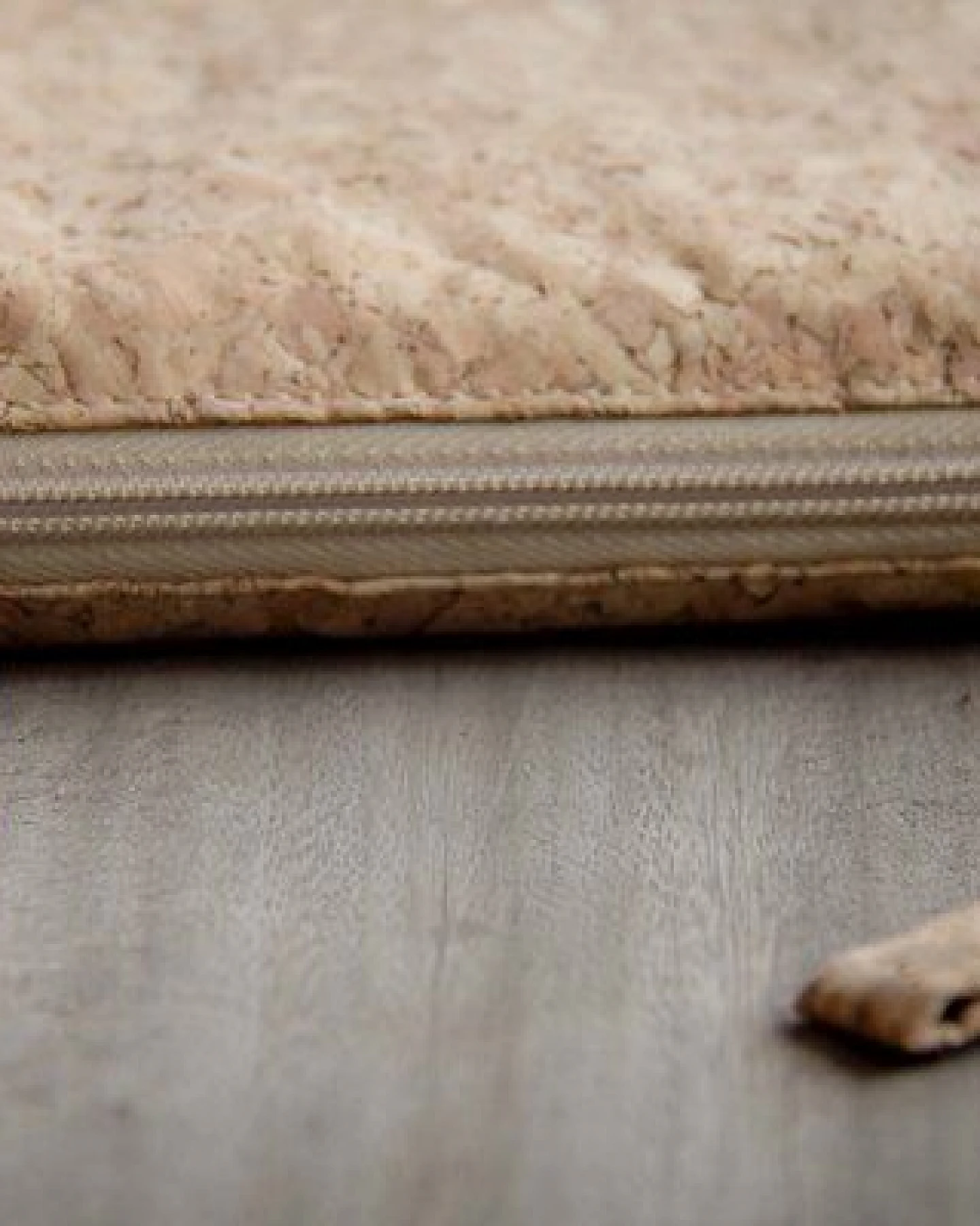 BY COPALA Gefütterte 13–14 Zoll Kork Laptoptasche – Nachhaltige vegane Hülle, wasserabweisende handgefertigte Tasche mit Zipper für MacBook Air / Pro & Notebooks - Natur – Ansicht 4