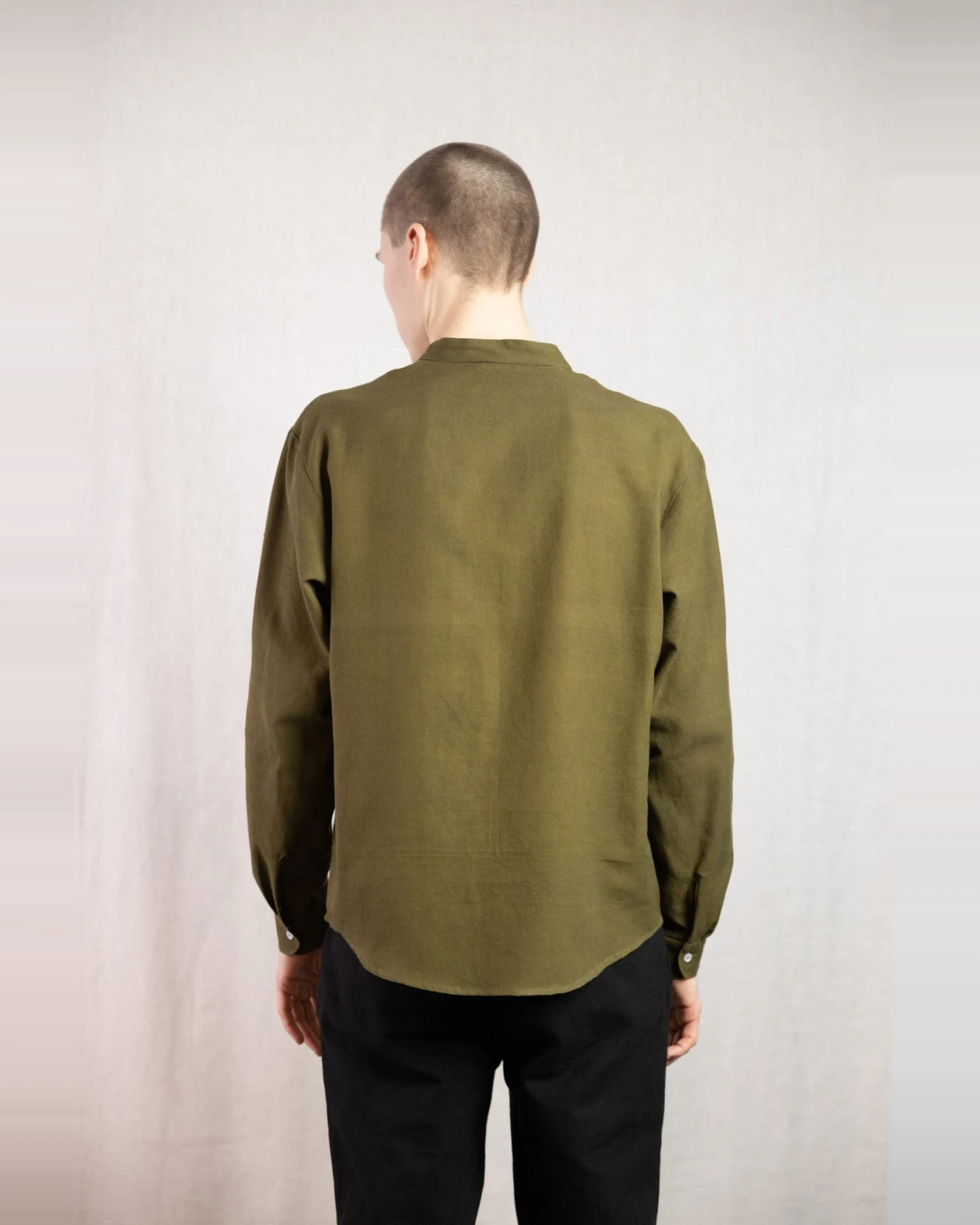 Jyoti Fair Works Herren vegan Hemd Harish Moss Green – Ansicht 2