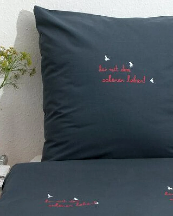 Hirschkind Bio-Kissenbezug 'her mit dem schönen leben!' dunkelgrau 80*80 cm