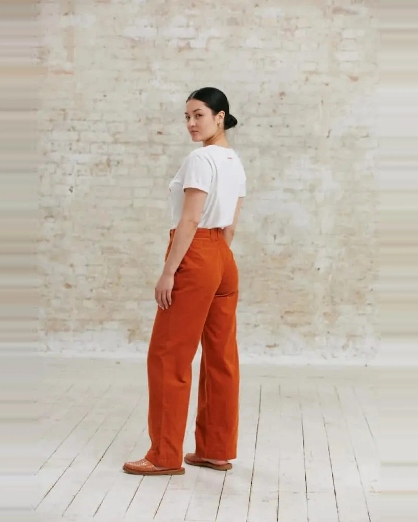 Jyoti - Fair Works Damen vegan Hose Suhrutam Amber – Ansicht 2