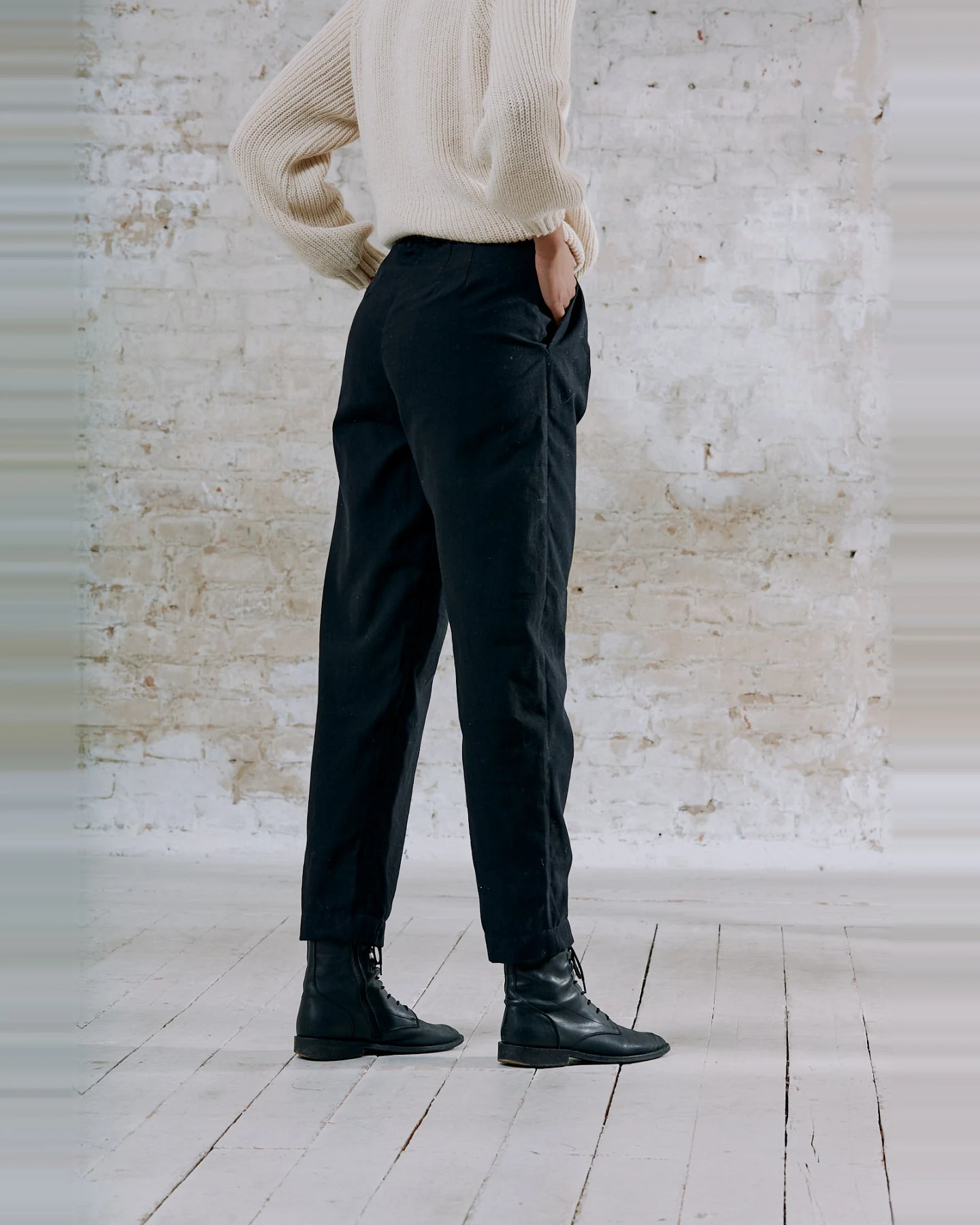 Jyoti - Fair Works Damen vegan Hose Plissee Vishraam Schwarz – Ansicht 2