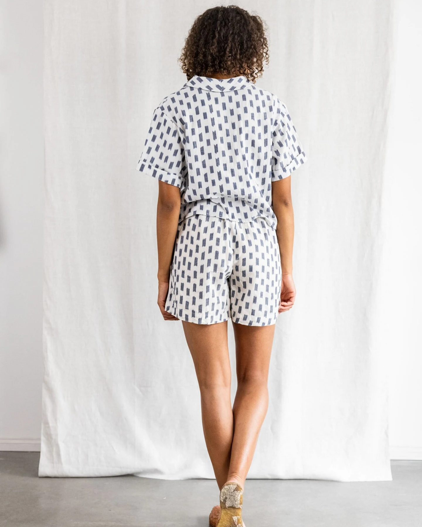 Jyoti Fair Works Damen vegan Shorts Sitara Ikat Weiß – Ansicht 2