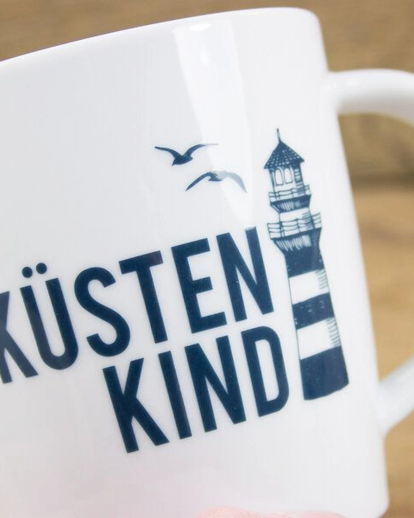 Bow & Hummingbird Großer Porzellanbecher Küstenkind – Ansicht 2