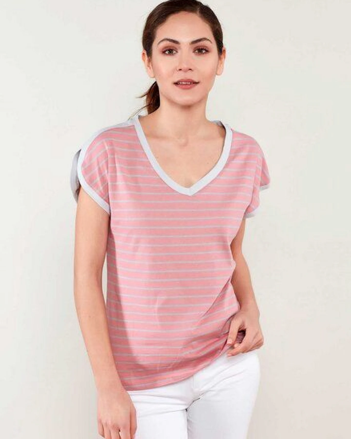 ORGANICATION Gestreiftes T-Shirt mit V-Ausschnitt und längerem Rückenteil – Ansicht 3