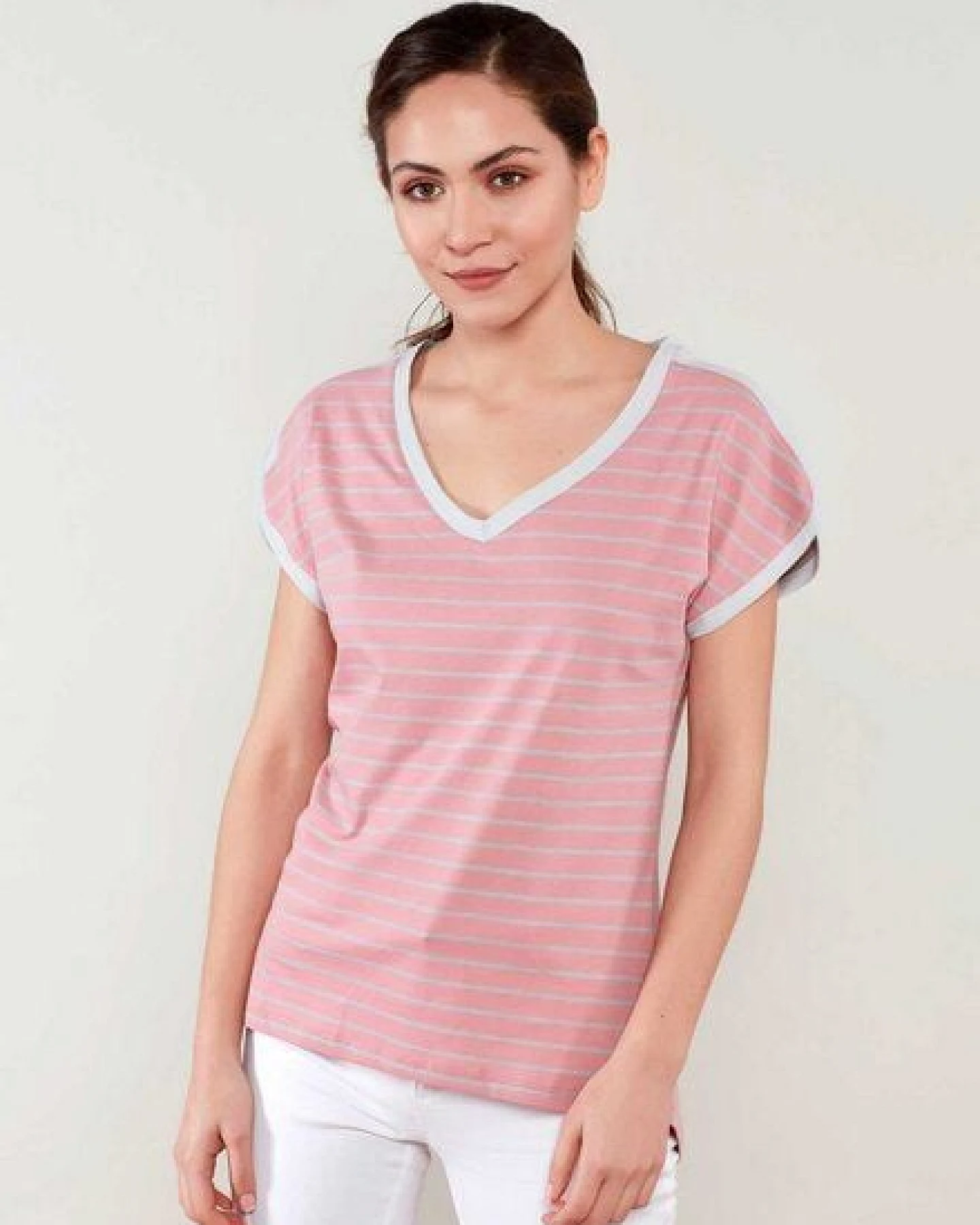 ORGANICATION Gestreiftes T-Shirt mit V-Ausschnitt und längerem Rückenteil – Ansicht 4