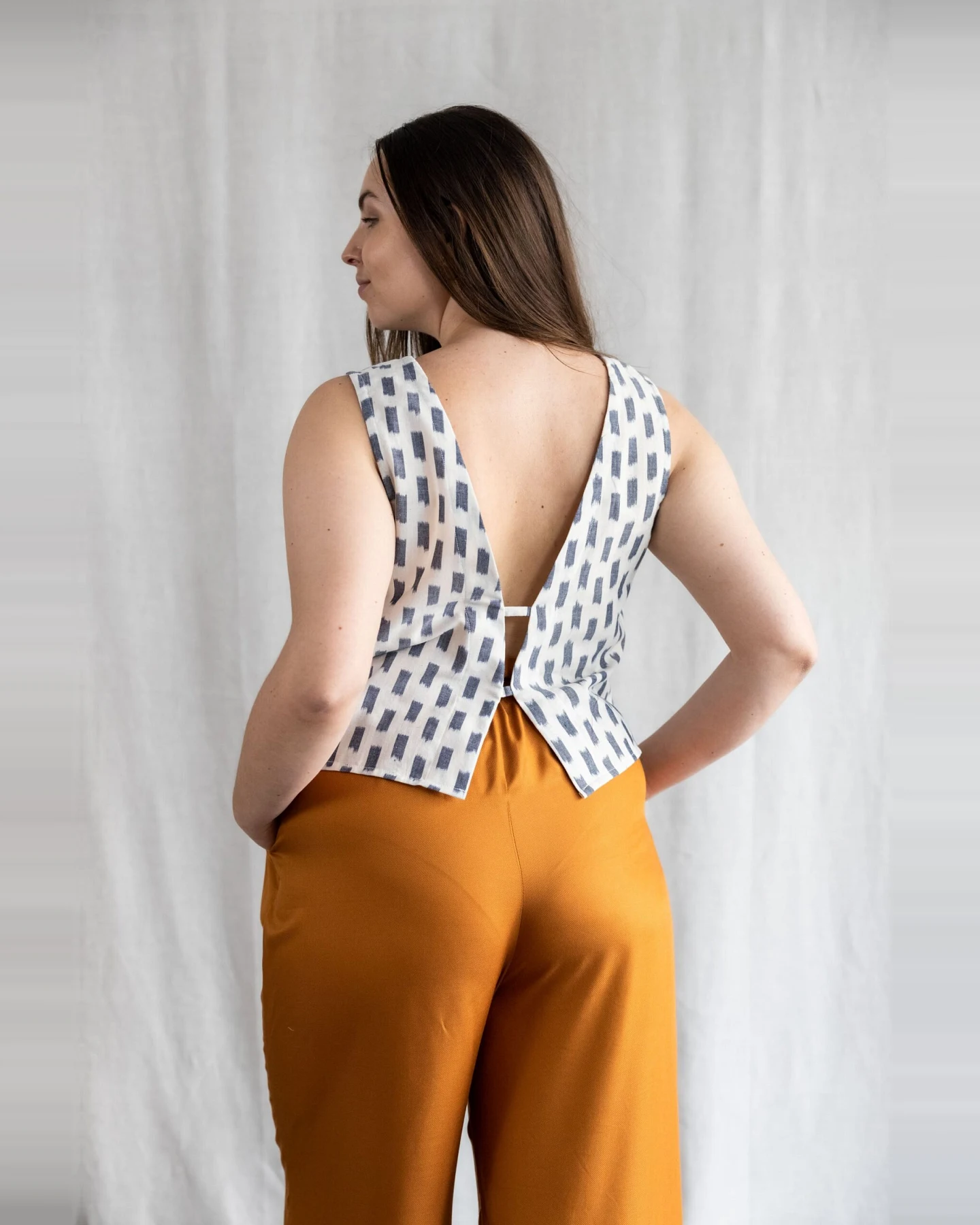 Jyoti - Fair Works Damen vegan Top Kiran Ikat Weiß – Ansicht 2