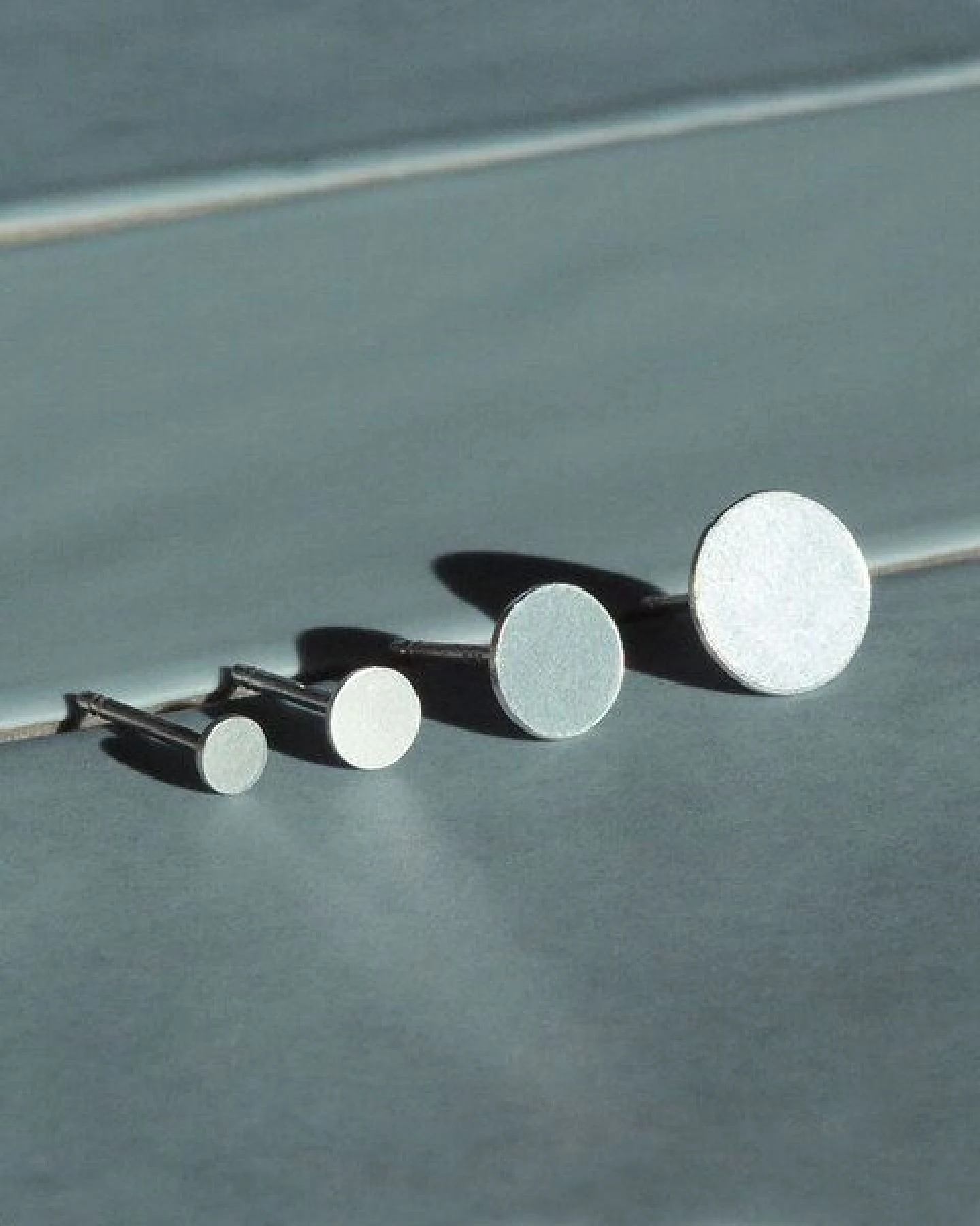 pikfine Silber Ohrstecker “Dot” // 4 Größen – Ansicht 2