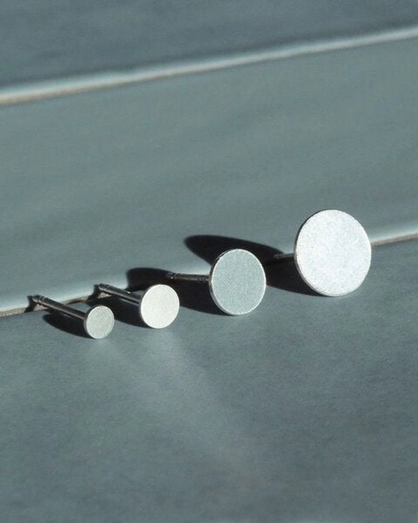 pikfine Silber Ohrstecker “Dot” // 4 Größen – Ansicht 2