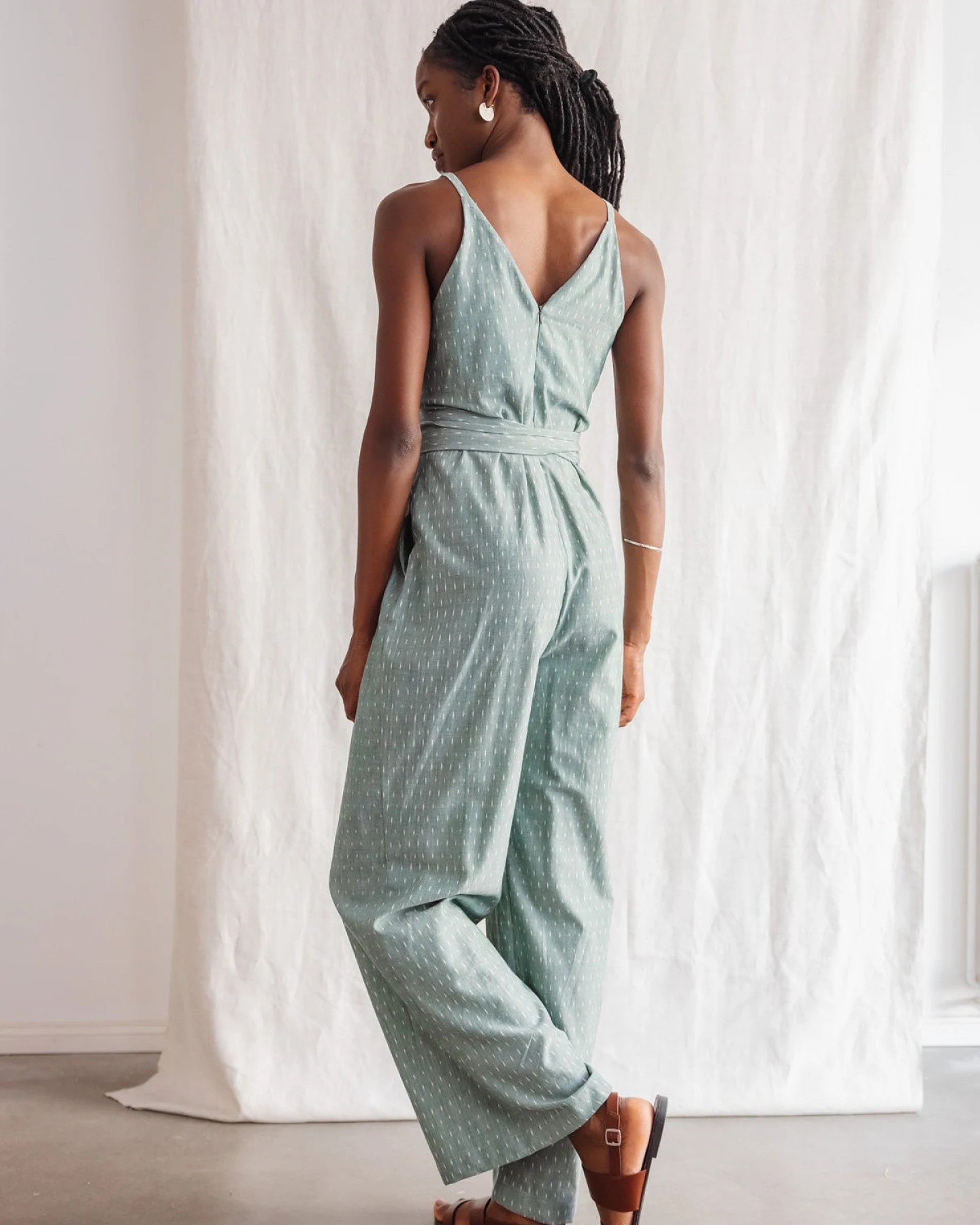Jyoti - Fair Works Damen vegan Jumpsuit PARVAni Ikat Salbei – Ansicht 2