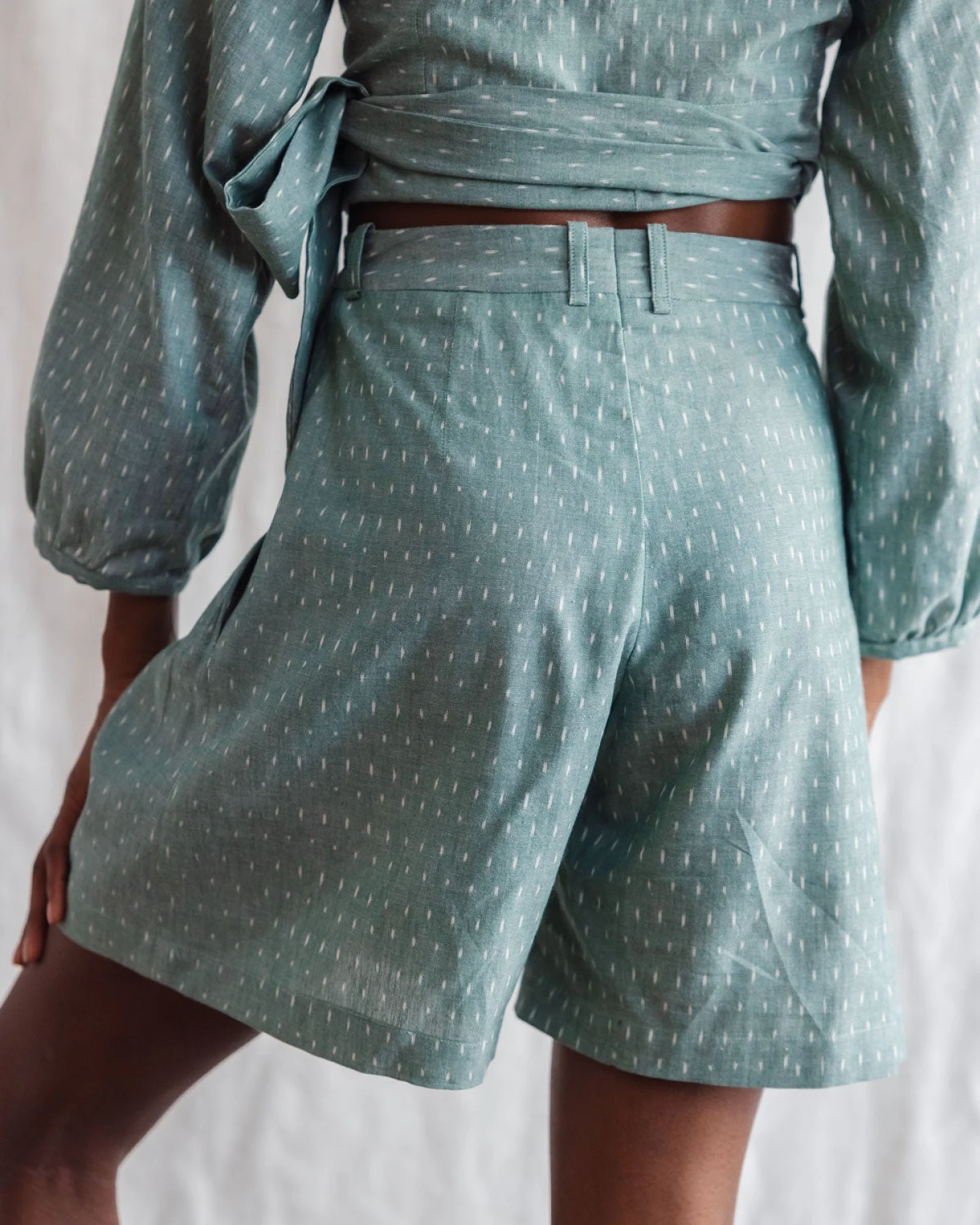 Jyoti Fair Works Damen vegan Shorts Kamalia Ikat Salbei – Ansicht 2