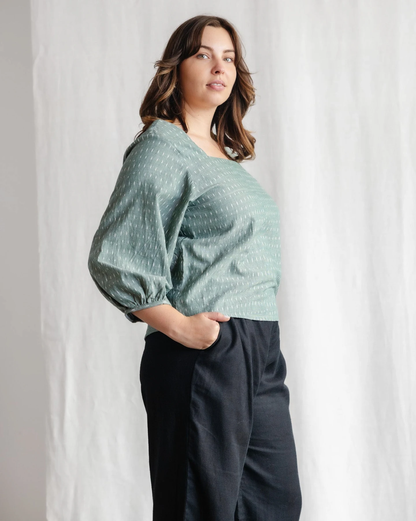 Jyoti Fair Works Damen vegan Bluse Nalini Ikat Salbei – Ansicht 2