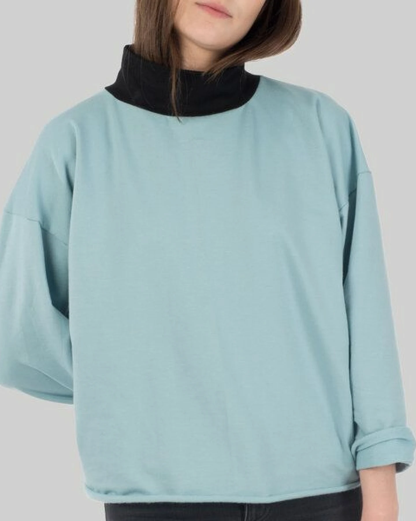 KOLO Berlin Kragenpullover Lil aus Bio-Baumwolle - schwarz / frost - unisex – Ansicht 3