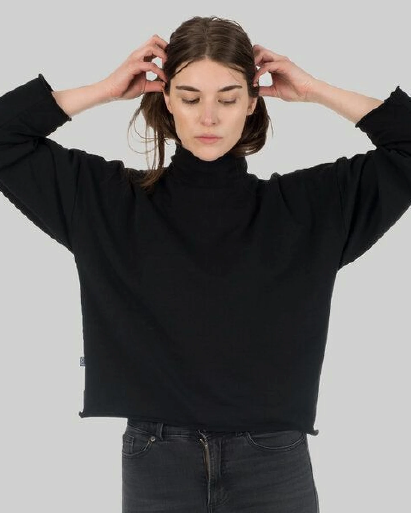 KOLO Berlin Kragenpullover Lil aus Bio-Baumwolle - schwarz / frost - unisex – Ansicht 2