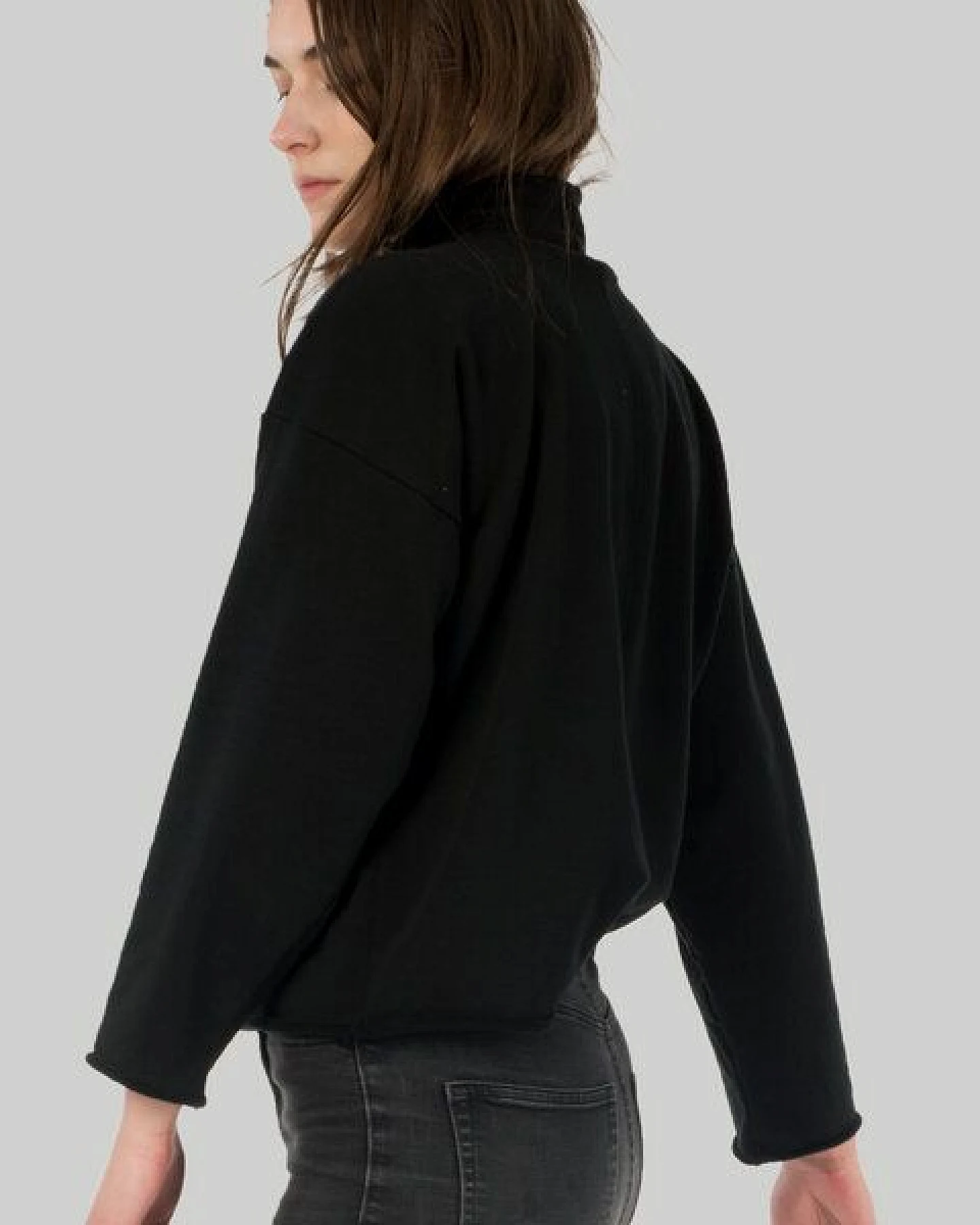 KOLO Berlin Kragenpullover Lil aus Bio-Baumwolle - schwarz / frost - unisex – Ansicht 3