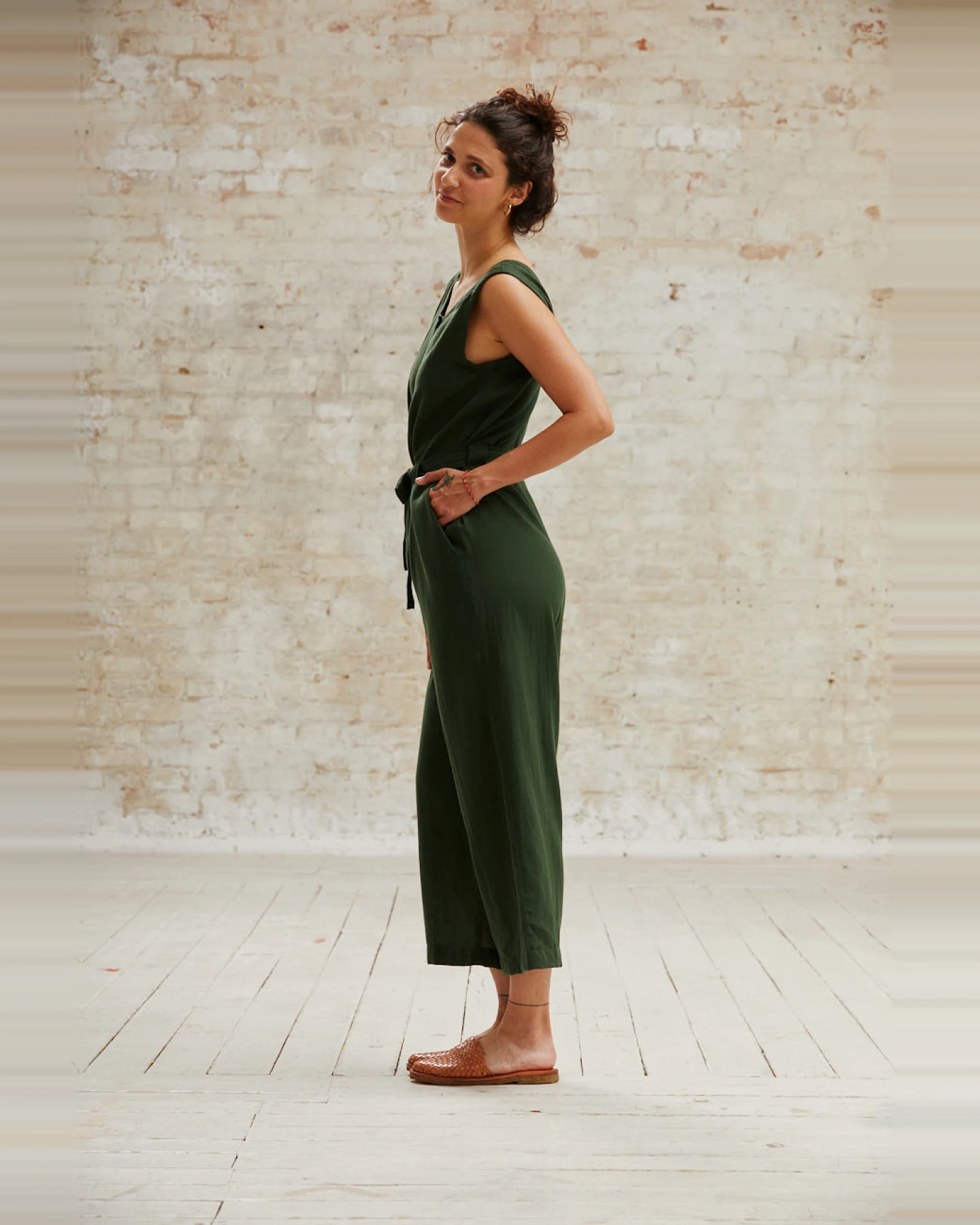 Jyoti Fair Works Damen vegan Jumpsuit Daksha Olivgrün – Ansicht 2