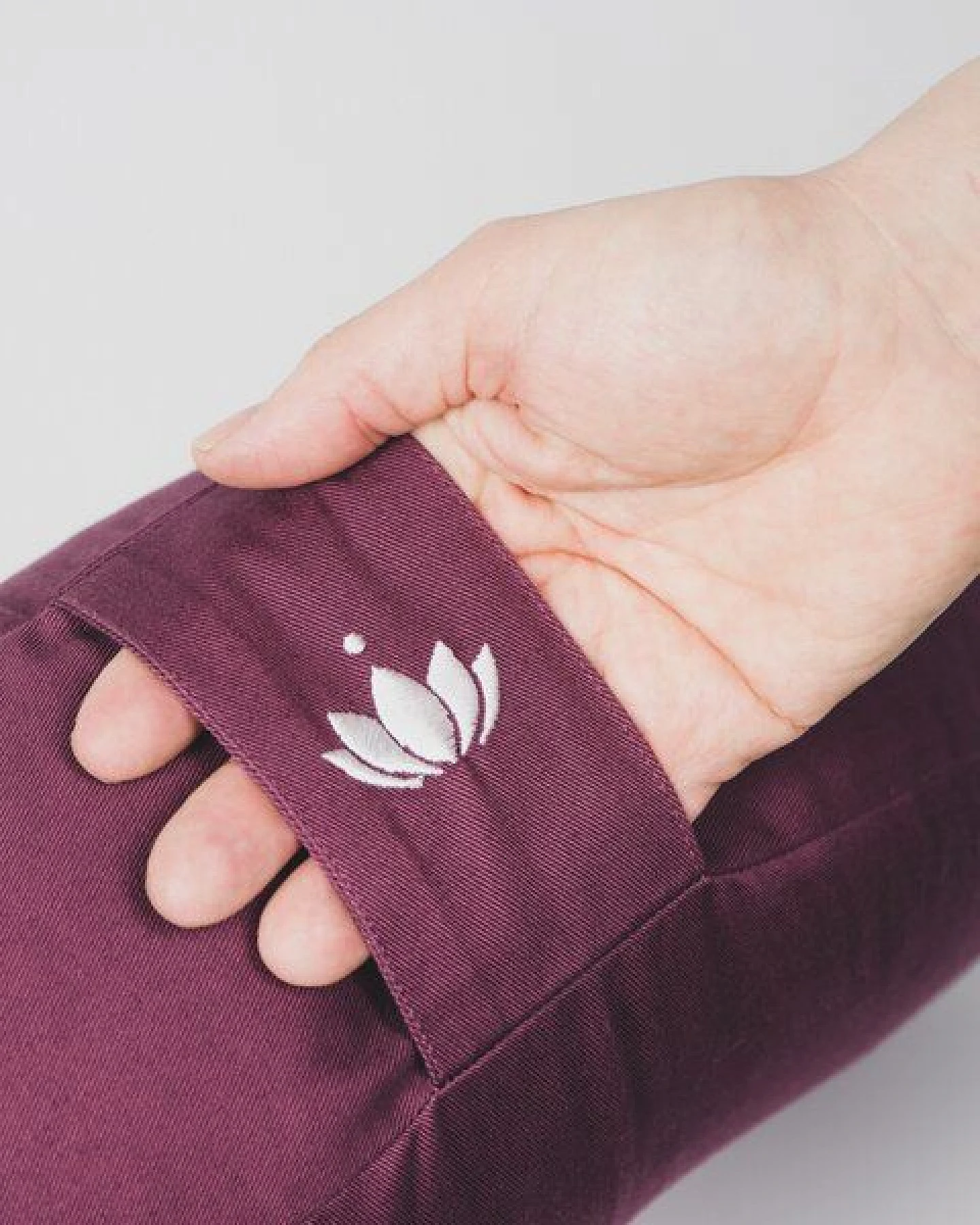 Lotuscrafts Yogakissen Halbmond Shanti - Halbmondkissen - GOTS Zertifiziert – Ansicht 2