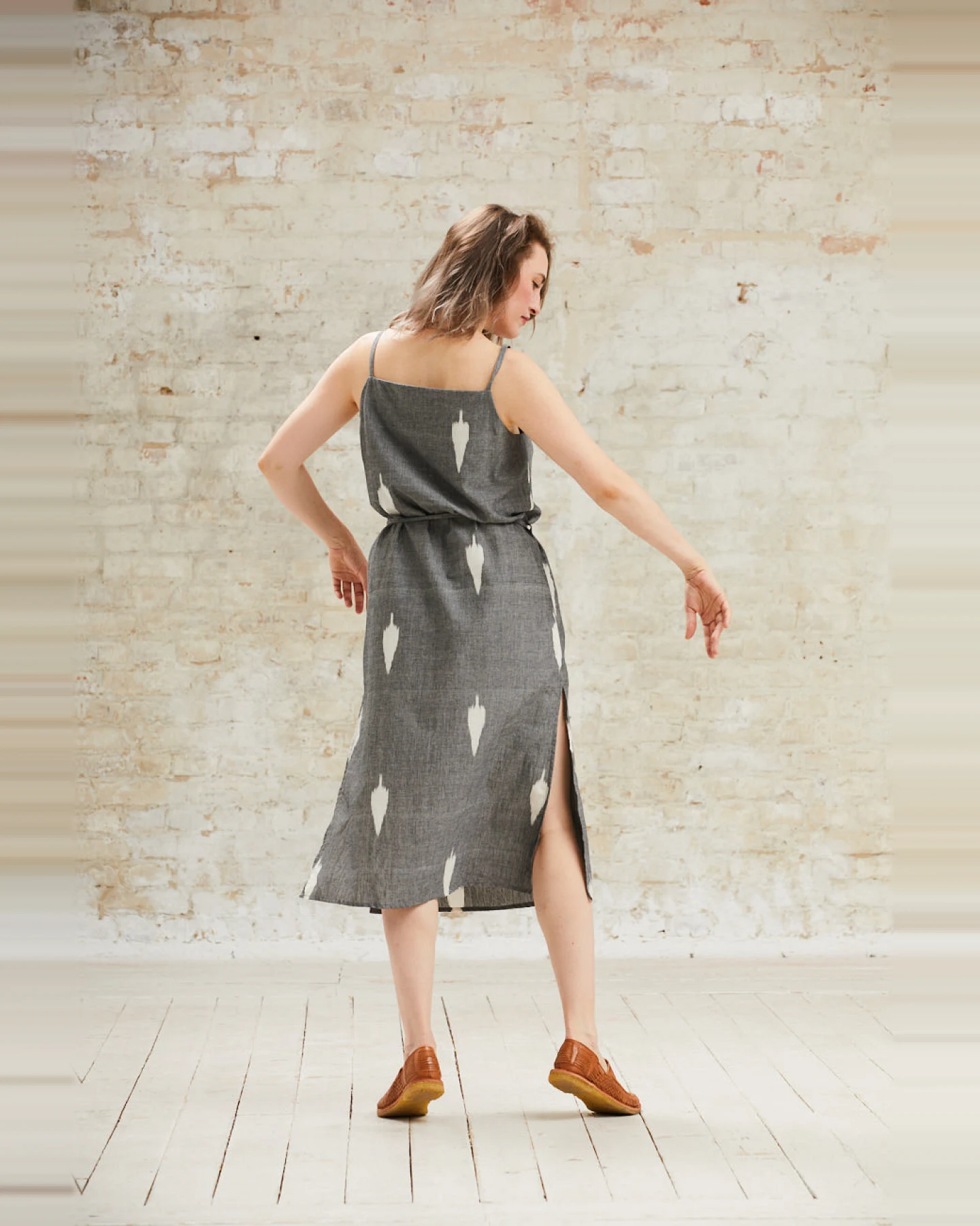 Jyoti Fair Works Damen vegan Kleid Renu Ikat Grau – Ansicht 2