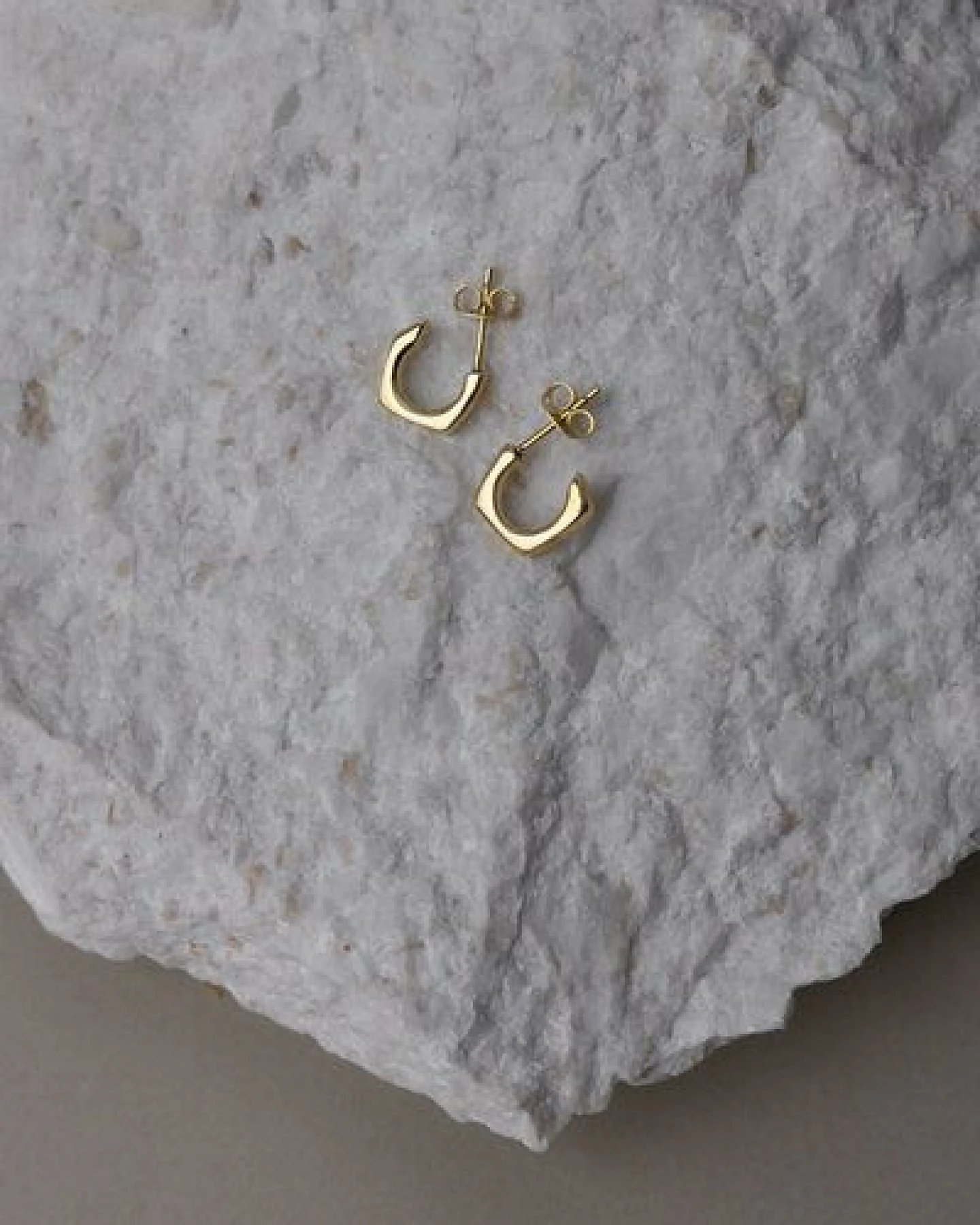 Jyoti - Fair Works Ohrstecker Maani Messing/ Silber – Ansicht 3