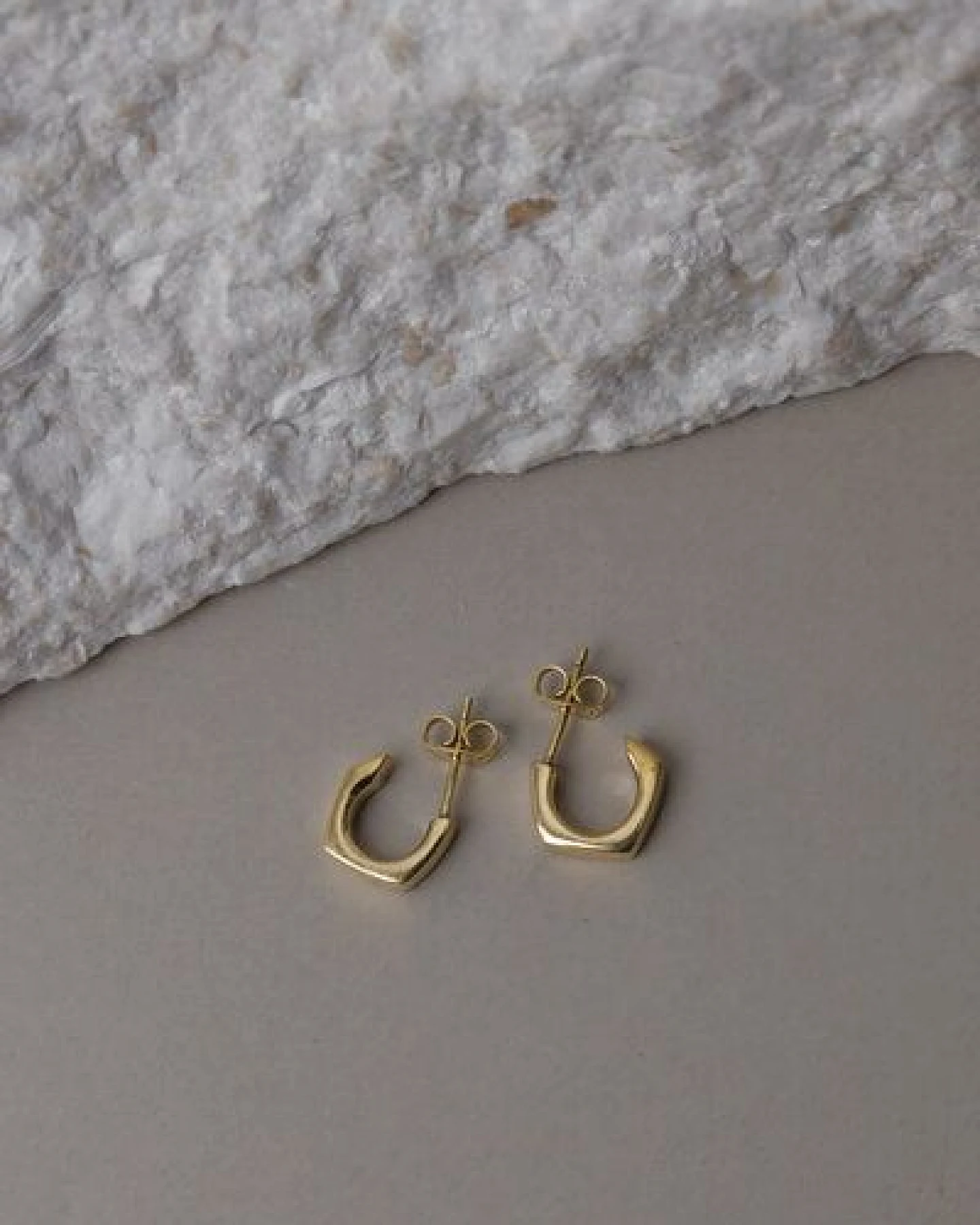 Jyoti - Fair Works Ohrstecker Maani Messing/ Silber – Ansicht 2