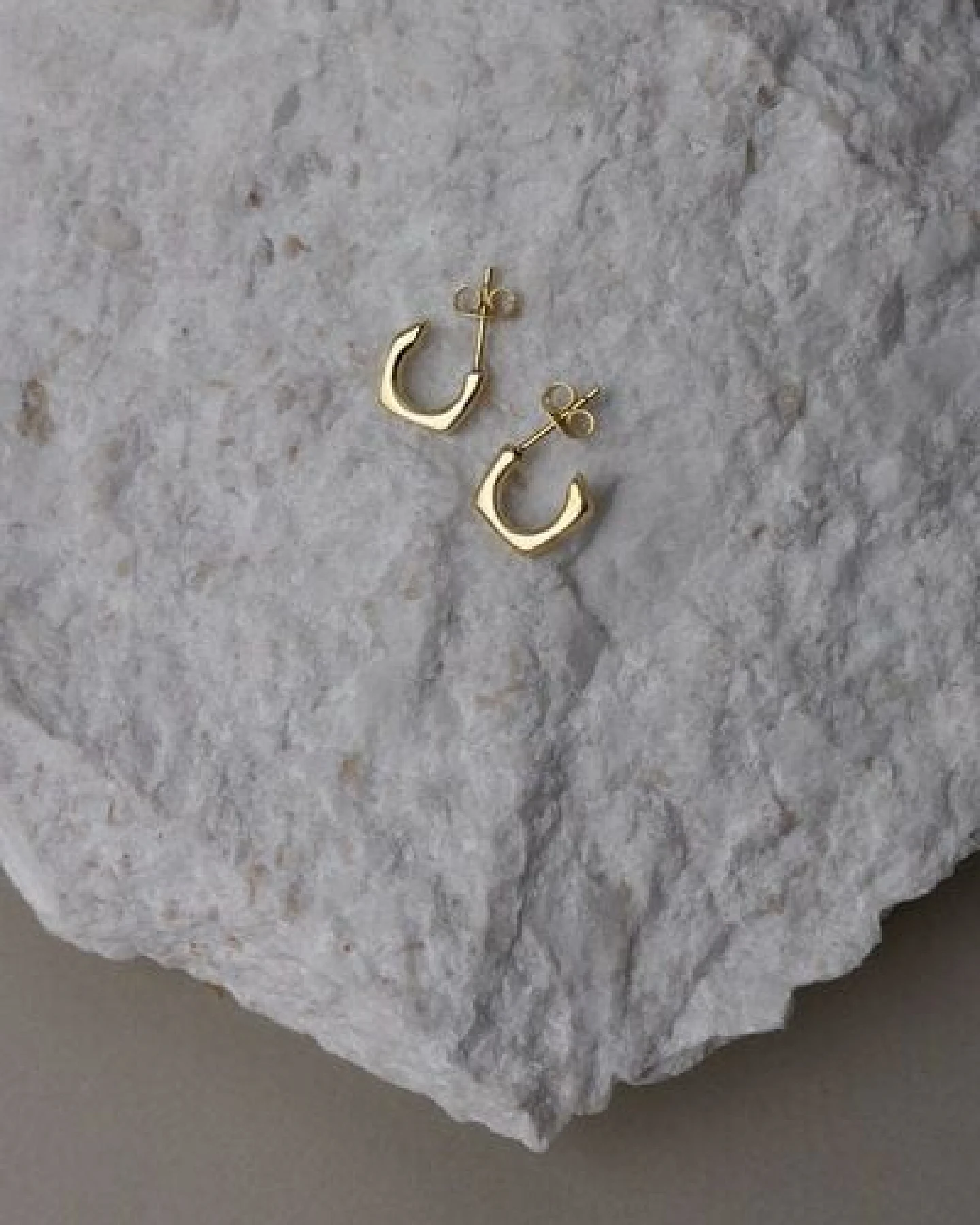 Jyoti - Fair Works Ohrstecker Maani Messing/ Silber – Ansicht 3